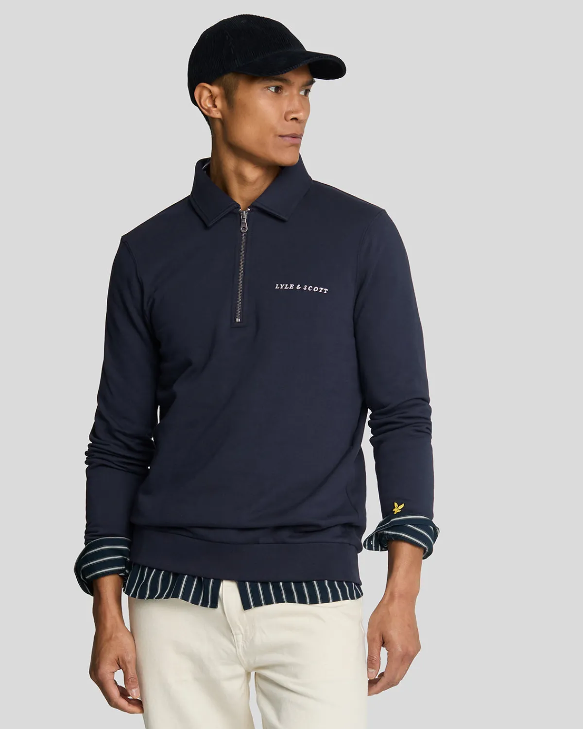 bestickter_pullover_mit__reiverschluss_und_kragen_0-1.webp Lyle & Scott Drehbuchsticke<Bestickter Pullover mit 1/4 Reißverschluss und Kragen DarkNavy/Cove