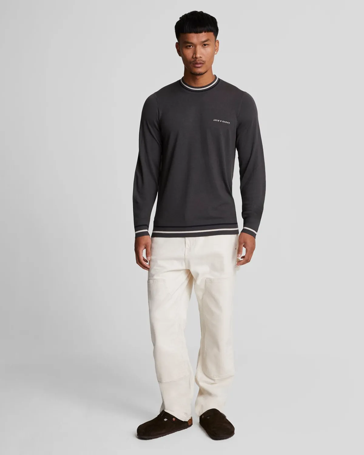 bestickter_pullover_mit_rundhalsausschnitt_1-1.webp Lyle & Scott Drehbuchsticke | Pullover & Strickwaren<Bestickter Pullover mit Rundhalsausschnitt Gunmetal