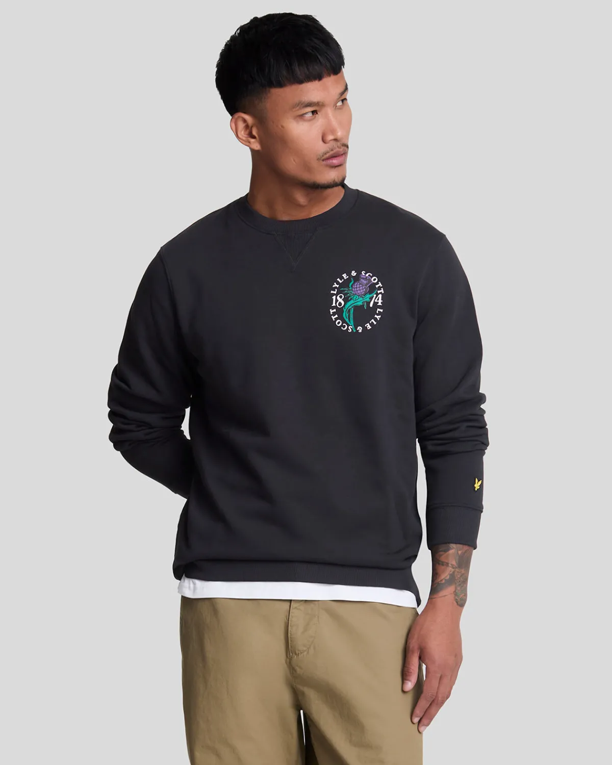 distel_flora_bedrucktes_sweatshirt_mit_rundhalsausschnitt_1.webp Lyle & Scott Vermächtnis | Sweatshirts<Distel Flora Bedrucktes Sweatshirt mit Rundhalsausschnitt Saddle