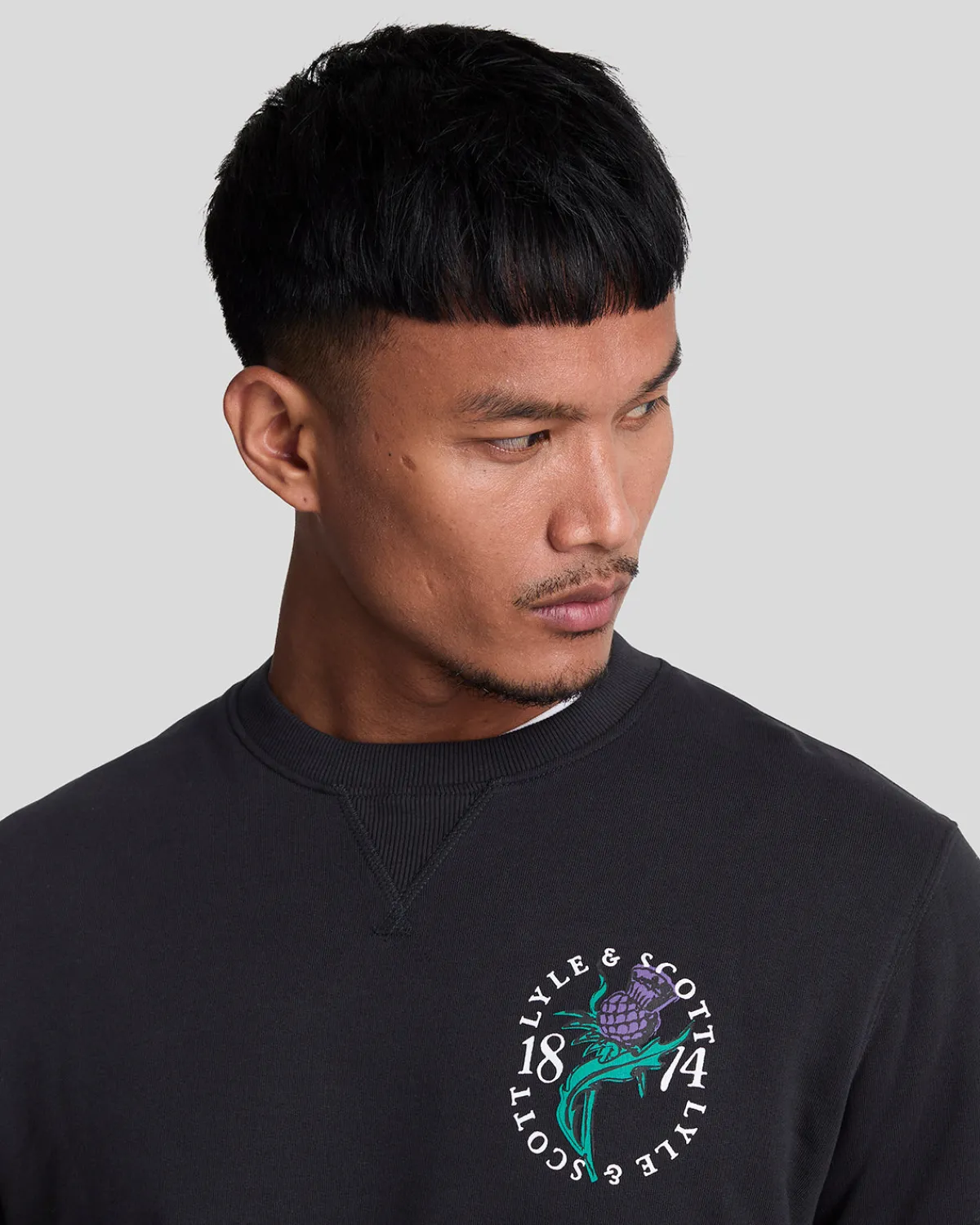distel_flora_bedrucktes_sweatshirt_mit_rundhalsausschnitt_3.webp Lyle & Scott Vermächtnis | Sweatshirts<Distel Flora Bedrucktes Sweatshirt mit Rundhalsausschnitt Saddle