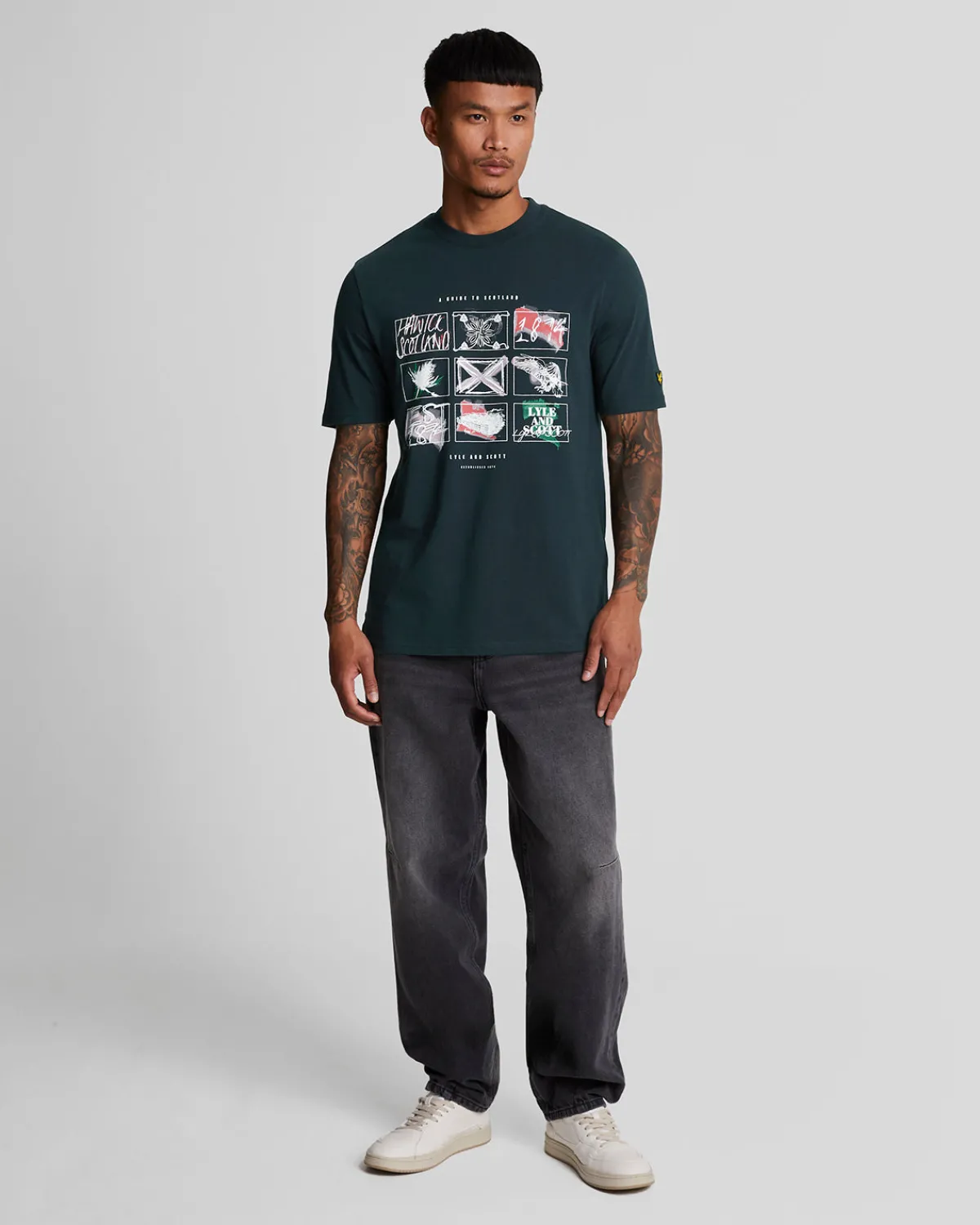 ein_fhrer_durch_schottland_grafik_tshirt_1.webp Lyle & Scott Vermächtnis | T-shirts<Ein Führer durch Schottland Grafik T-Shirt DarkNavy