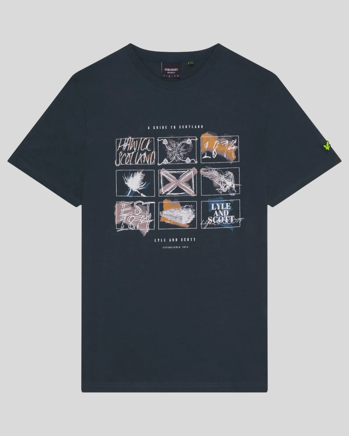ein_fhrer_durch_schottland_grafik_tshirt_4.webp Lyle & Scott Vermächtnis | T-shirts<Ein Führer durch Schottland Grafik T-Shirt DarkNavy
