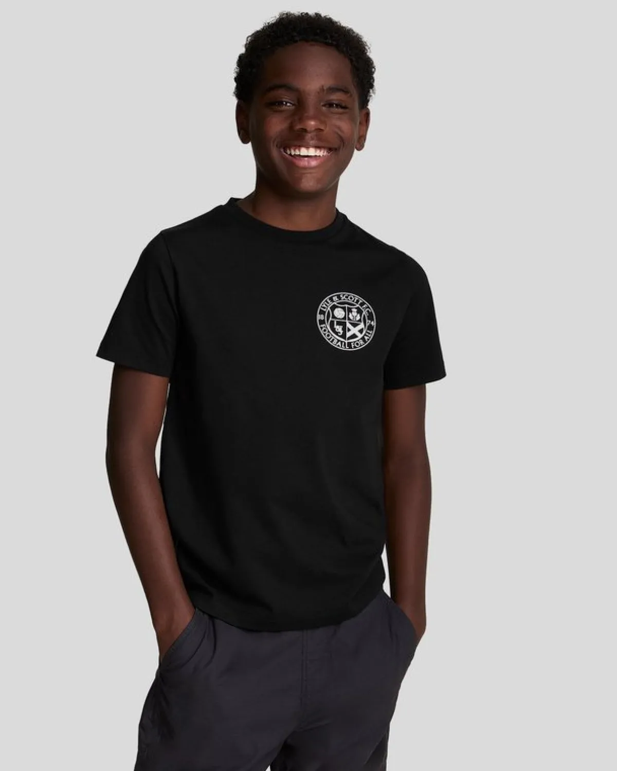 kinder_fuball_logo_tshirt_0.webp Lyle & Scott Kinder Polos & T-shirts<Kinder Fußball Logo T-Shirt JetBlack