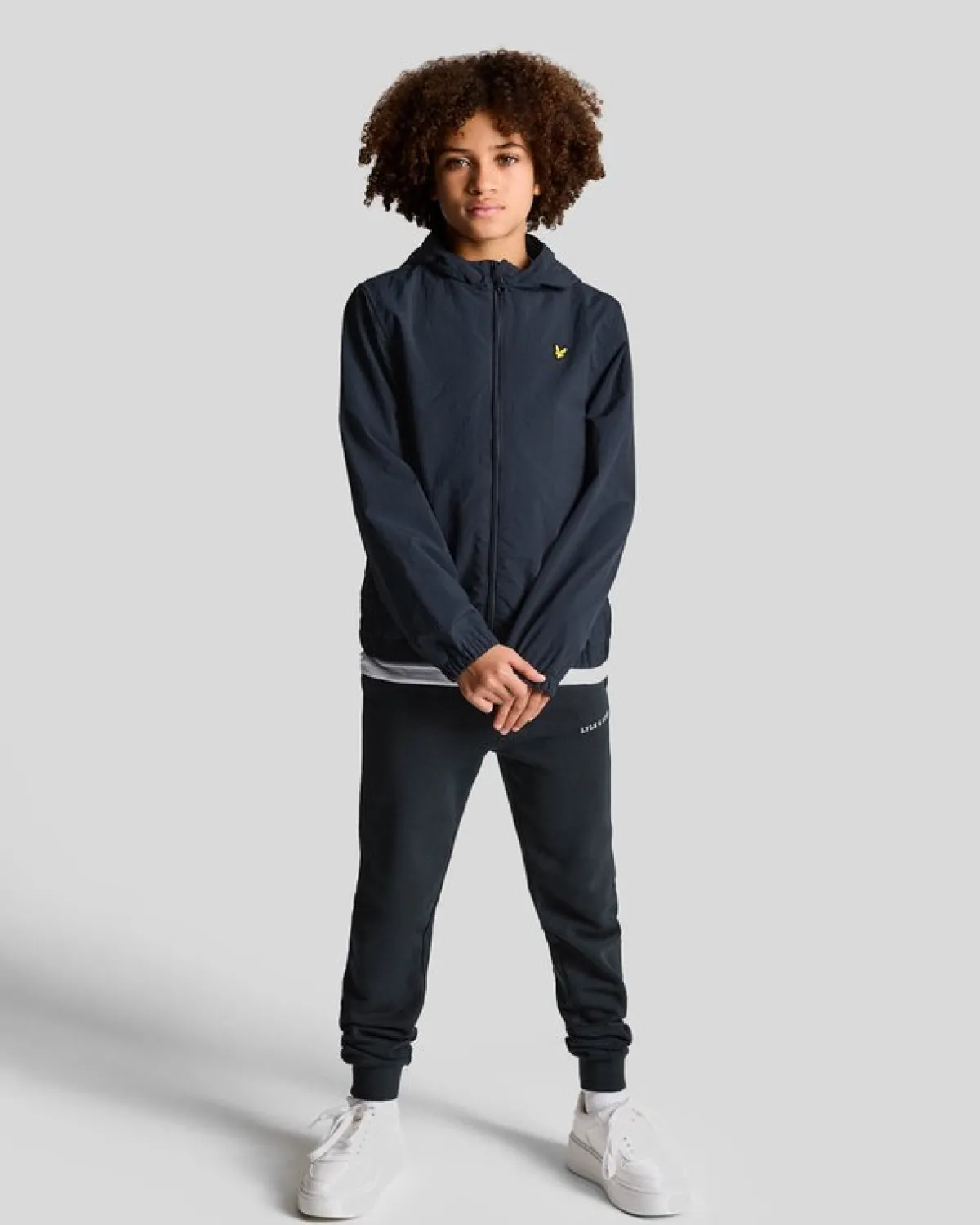 kinder_jacke_mit_kapuze_und_reiverschluss_1-1.webp Lyle & Scott Kinder Mäntel & Jacken<Kinder Jacke mit Kapuze und Reißverschluss
