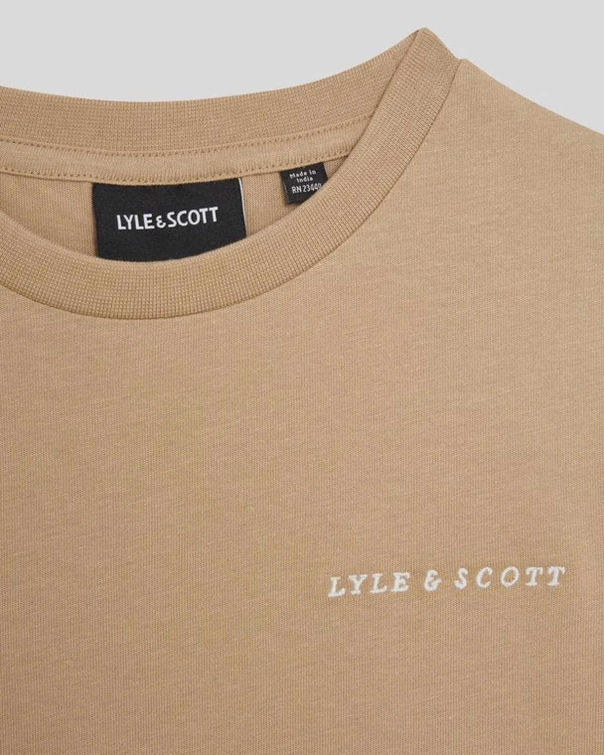 kinder_tshirt_mit_gestickter_schrift_1-2.webp Lyle & Scott Kinder Polos & T-shirts<Kinder T-Shirt mit gestickter Schrift SandStorm