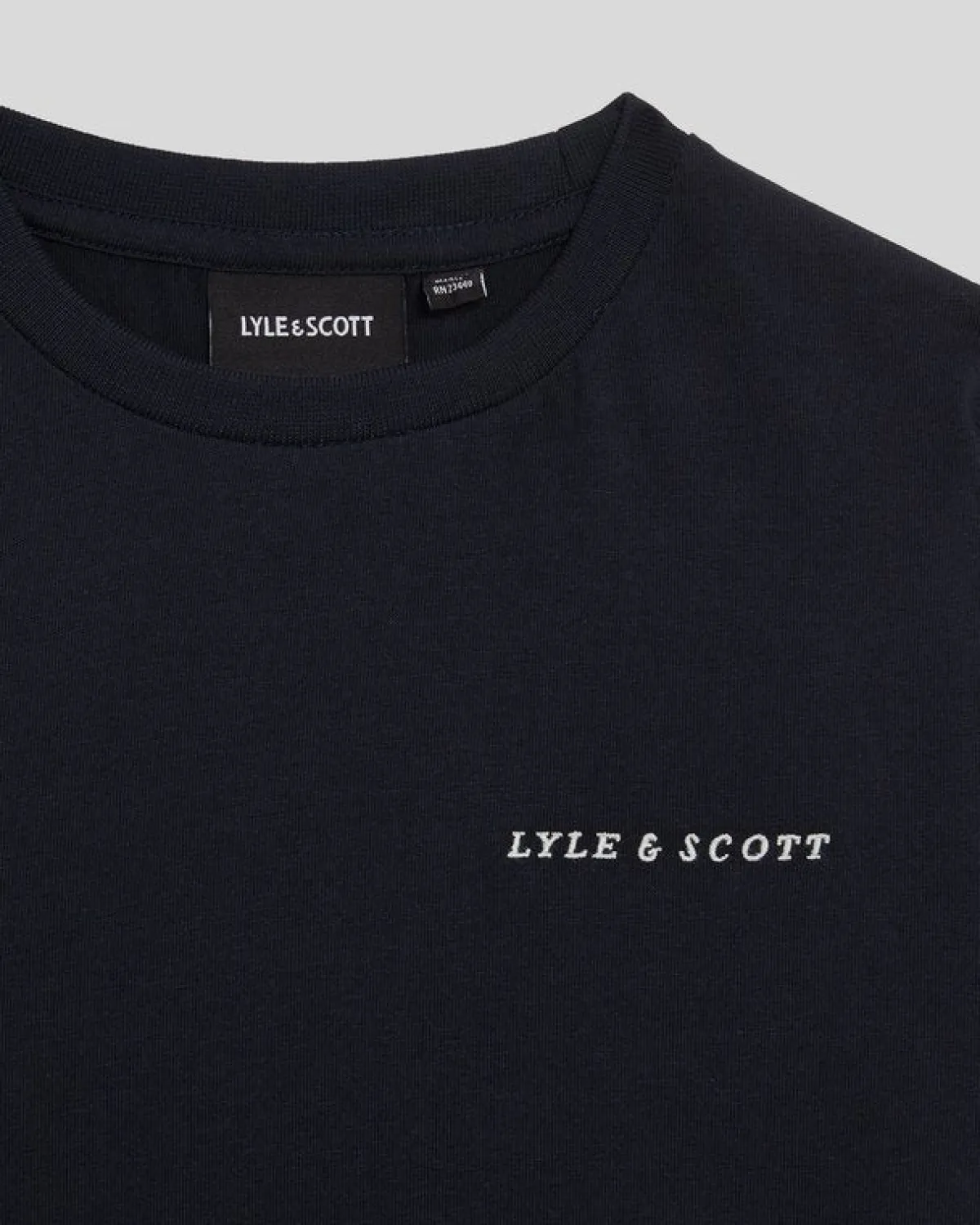 kinder_tshirt_mit_gestickter_schrift_3.webp Lyle & Scott Kinder Polos & T-shirts<Kinder T-Shirt mit gestickter Schrift DunkleMarine