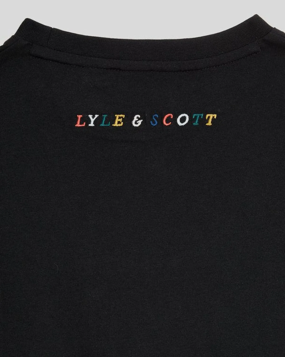 kinder_tshirt_mit_mehrfarbiger_stickerei_2.webp Lyle & Scott Kinder Polos & T-shirts<Kinder T-Shirt mit mehrfarbiger Stickerei JetBlack