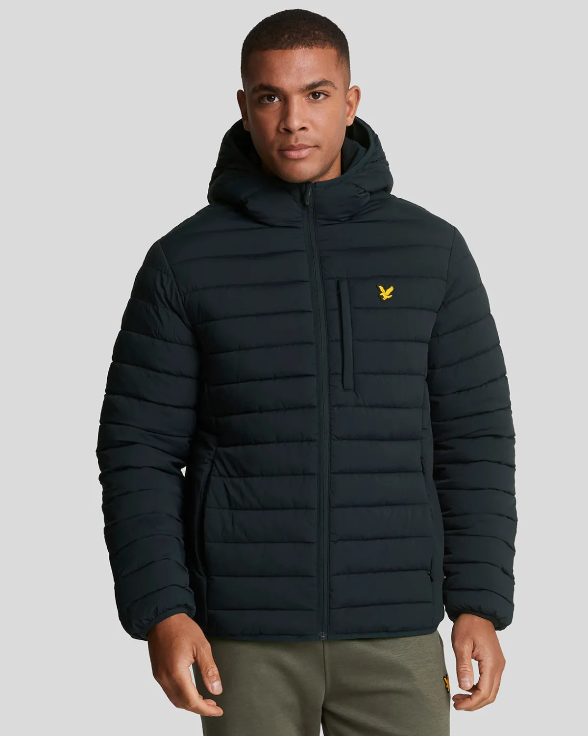 leichte_sport_stretch_steppjacke_0-1.webp Lyle & Scott Sportbekleidung | Mäntel & Jacken<Leichte Sport Stretch Steppjacke DarkNavy