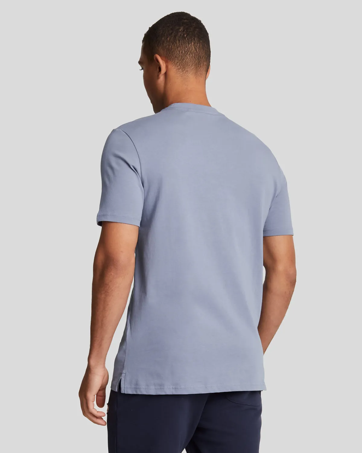 premium_tshirt_mit_rundhalsausschnitt_aus_baumwolle_2-1.webp Lyle & Scott Reframed | T-shirts<Premium T-Shirt mit Rundhalsausschnitt aus Baumwolle FactoryBlue