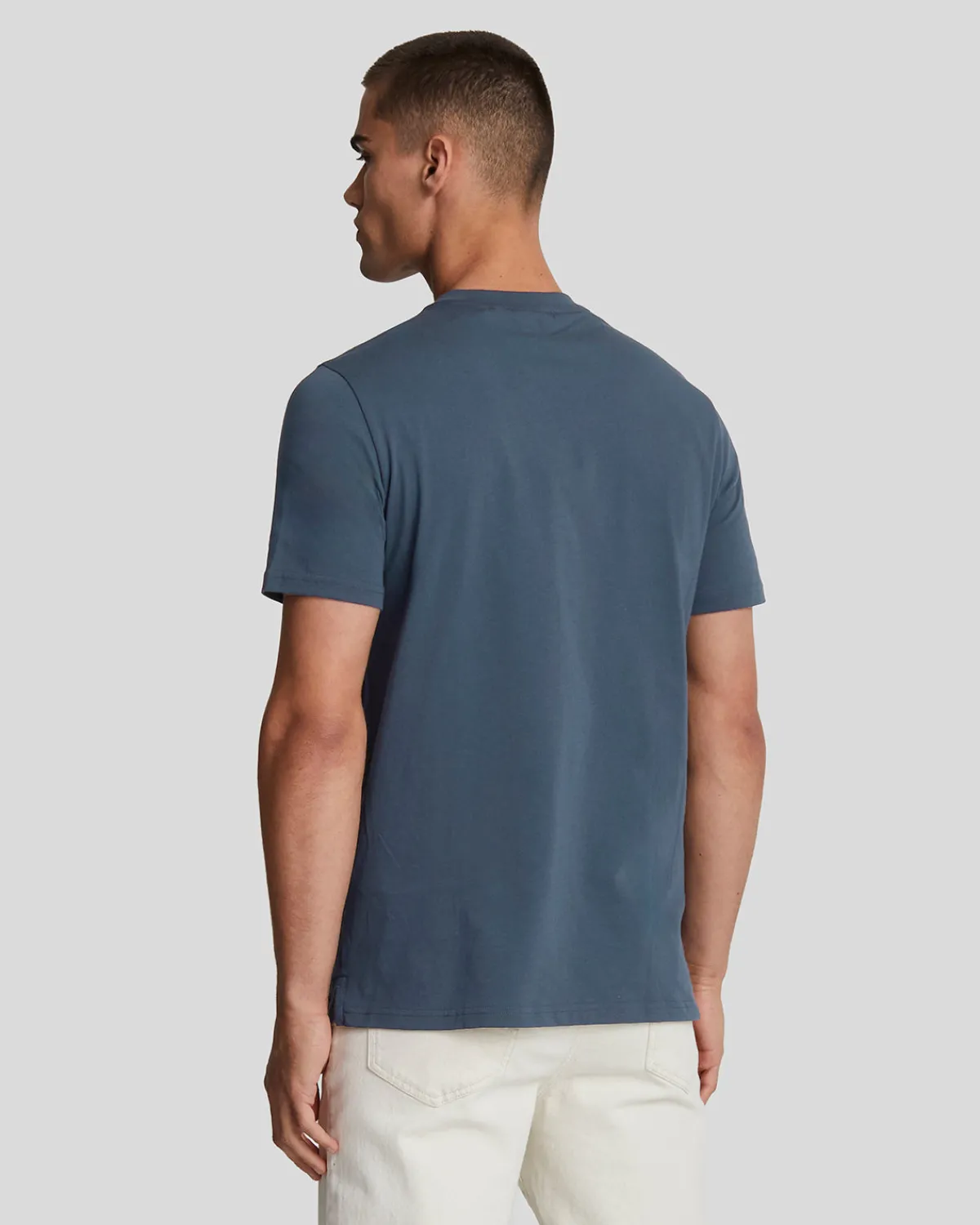 premium_tshirt_mit_rundhalsausschnitt_aus_baumwolle_2-3.webp Lyle & Scott Reframed | T-shirts<Premium T-Shirt mit Rundhalsausschnitt aus Baumwolle MidnightNavy
