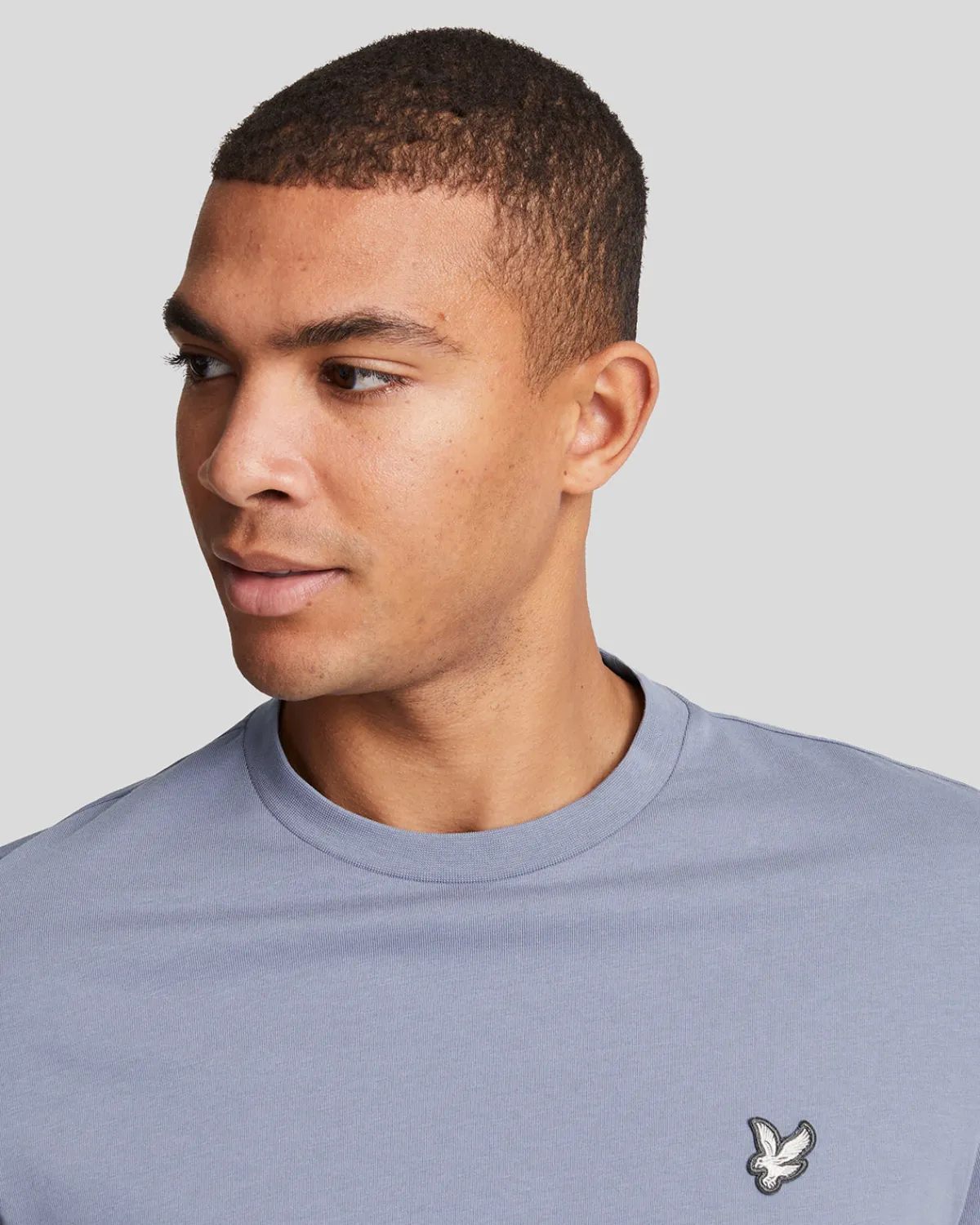 premium_tshirt_mit_rundhalsausschnitt_aus_baumwolle_3-1.webp Lyle & Scott Reframed | T-shirts<Premium T-Shirt mit Rundhalsausschnitt aus Baumwolle FactoryBlue