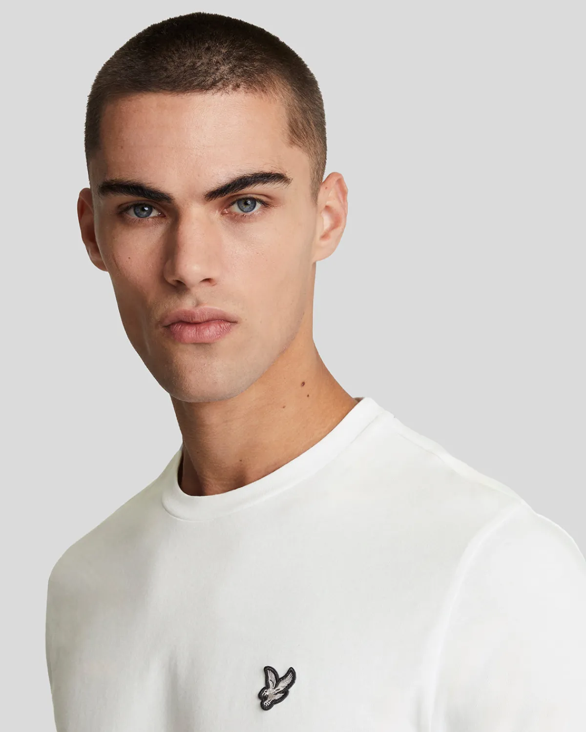 premium_tshirt_mit_rundhalsausschnitt_aus_baumwolle_3-2.webp Lyle & Scott Reframed | T-shirts<Premium T-Shirt mit Rundhalsausschnitt aus Baumwolle White