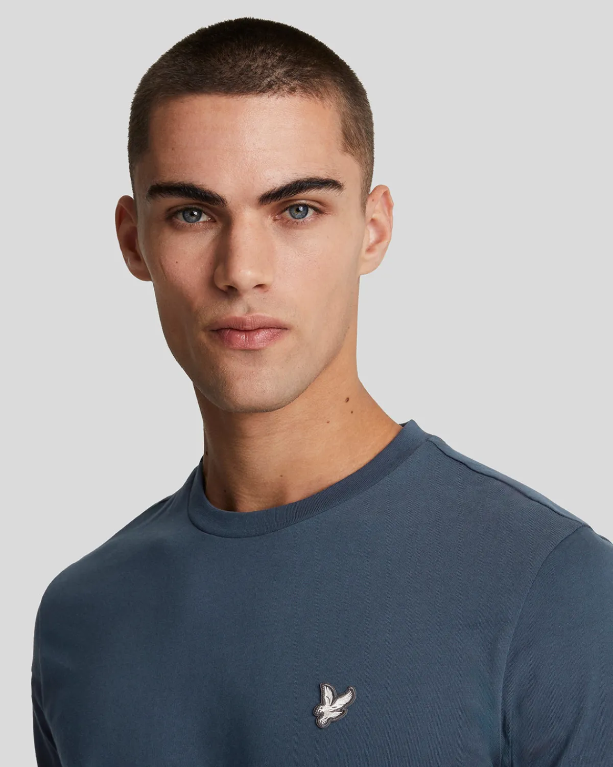 premium_tshirt_mit_rundhalsausschnitt_aus_baumwolle_3-3.webp Lyle & Scott Reframed | T-shirts<Premium T-Shirt mit Rundhalsausschnitt aus Baumwolle MidnightNavy