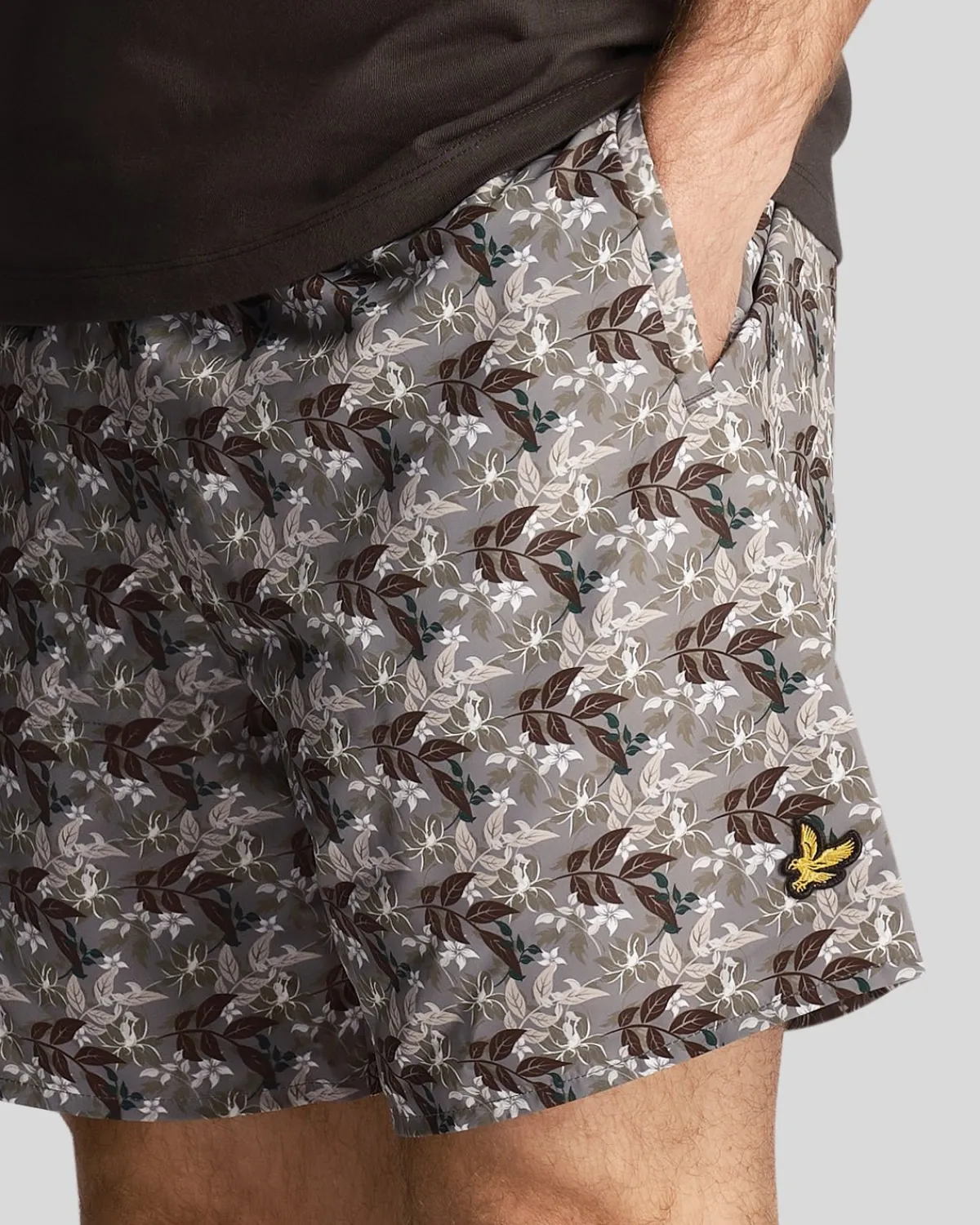 resort_badeshorts_mit_blumendruck_3-1.webp Lyle & Scott Kurze Hosen<Resort Badeshorts mit Blumendruck Gunmetal