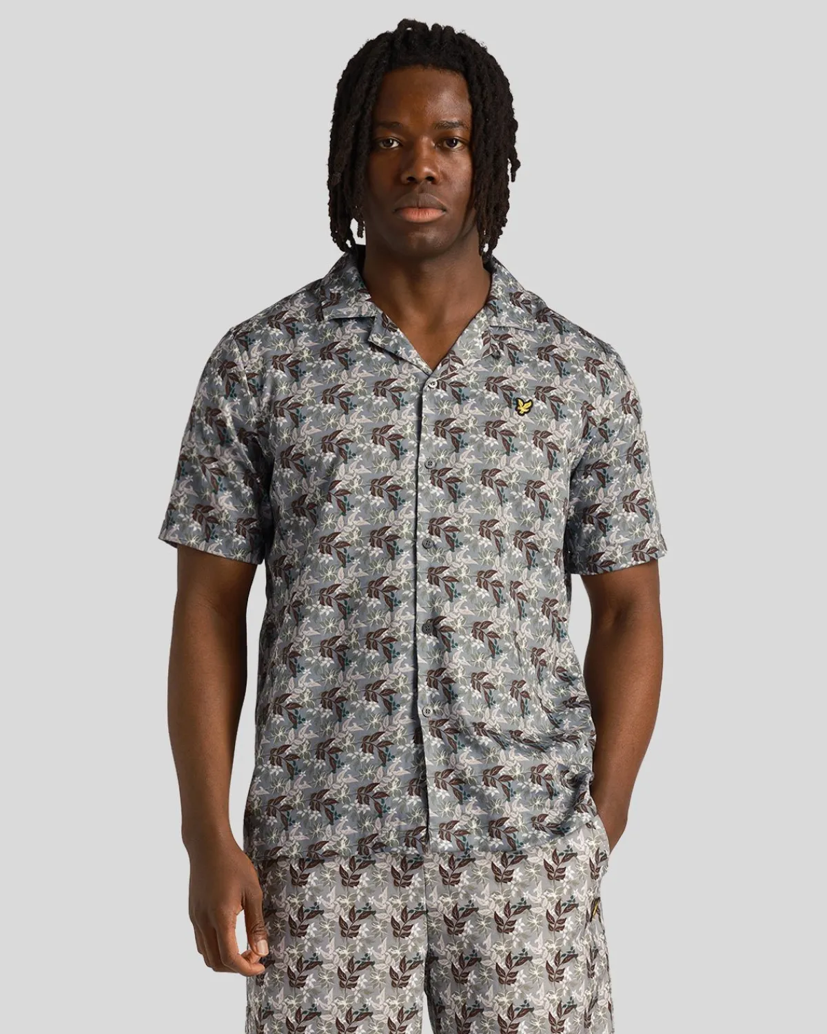 resort_hemd_mit_blumendruck_0.webp Lyle & Scott Vermächtnis | Hemden<Resort Hemd mit Blumendruck Gunmetal