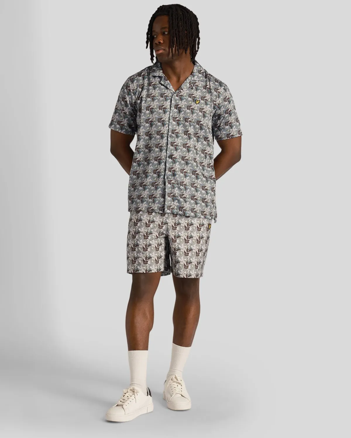 resort_hemd_mit_blumendruck_1.webp Lyle & Scott Vermächtnis | Hemden<Resort Hemd mit Blumendruck Gunmetal