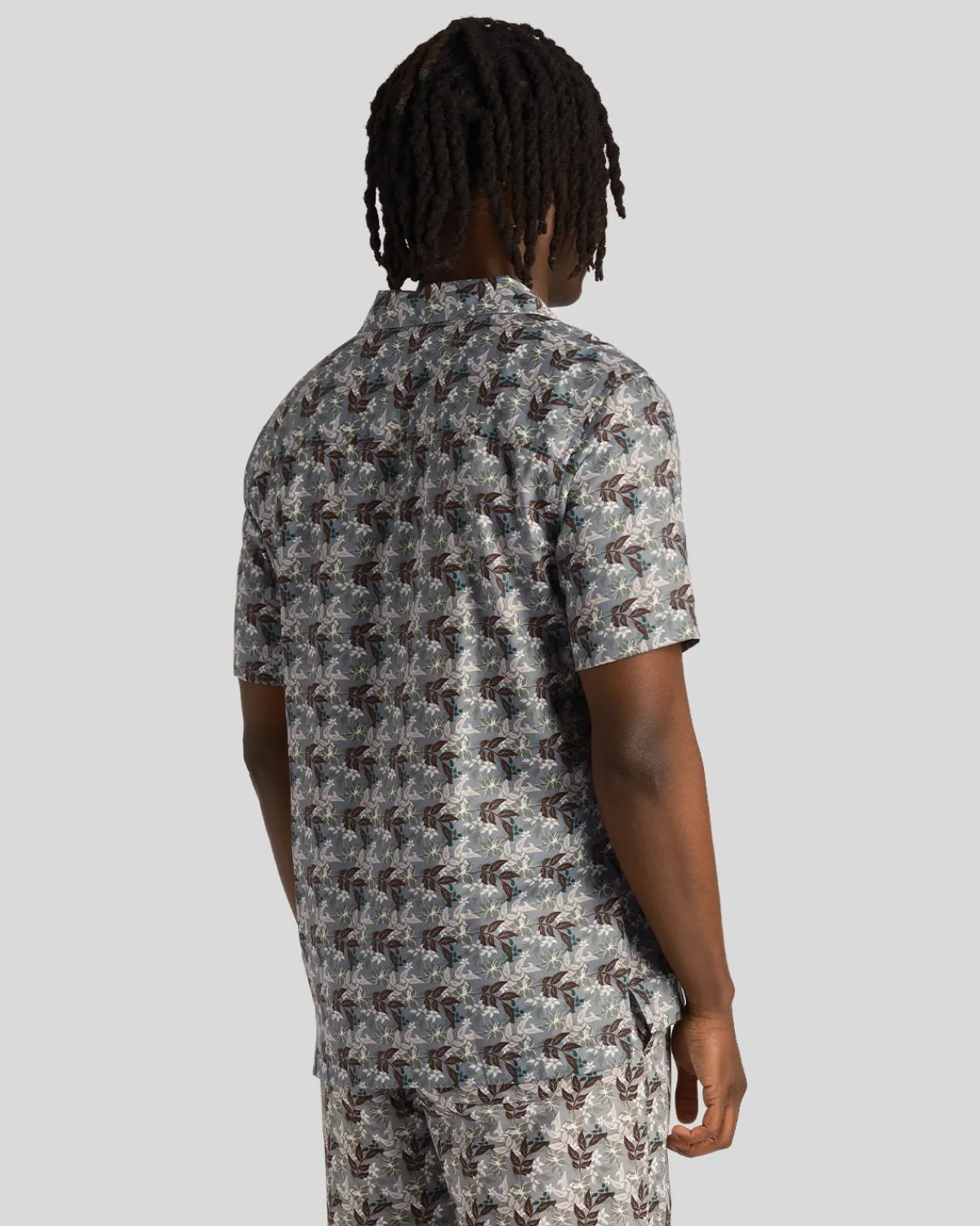 resort_hemd_mit_blumendruck_2.webp Lyle & Scott Vermächtnis | Hemden<Resort Hemd mit Blumendruck Gunmetal
