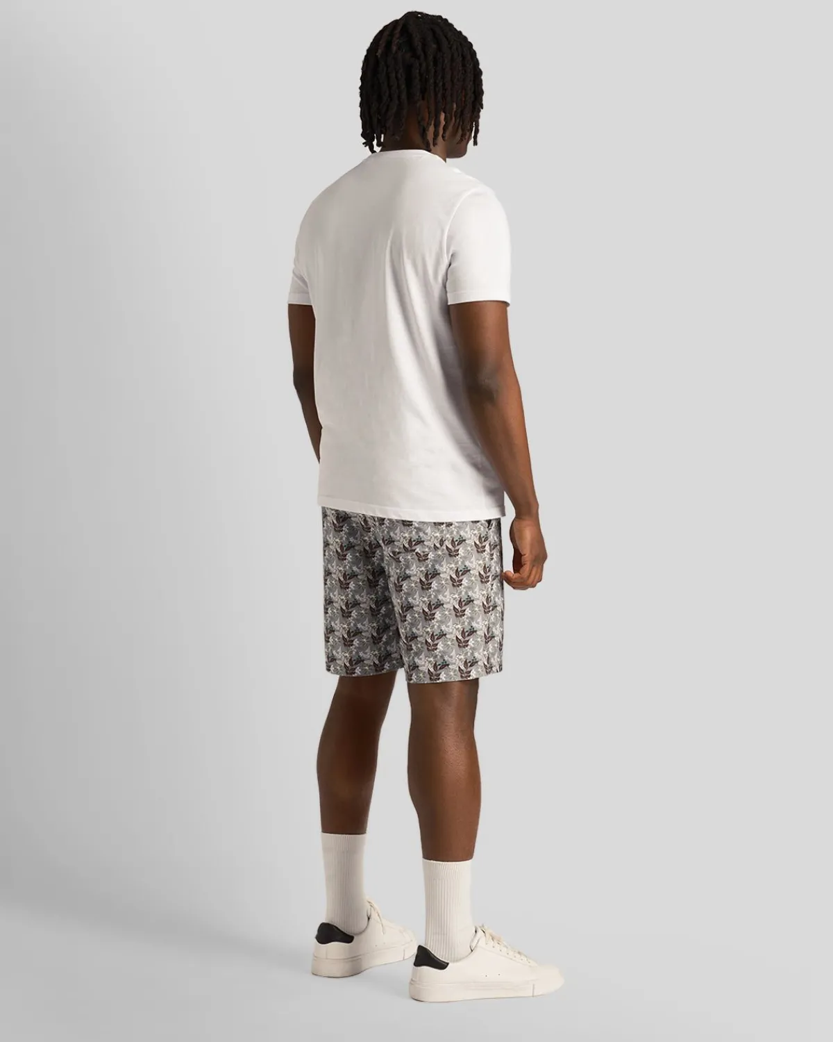 resort_shorts_mit_blumendruck_2.webp Lyle & Scott Kurze Hosen<Resort Shorts mit Blumendruck Gunmetal