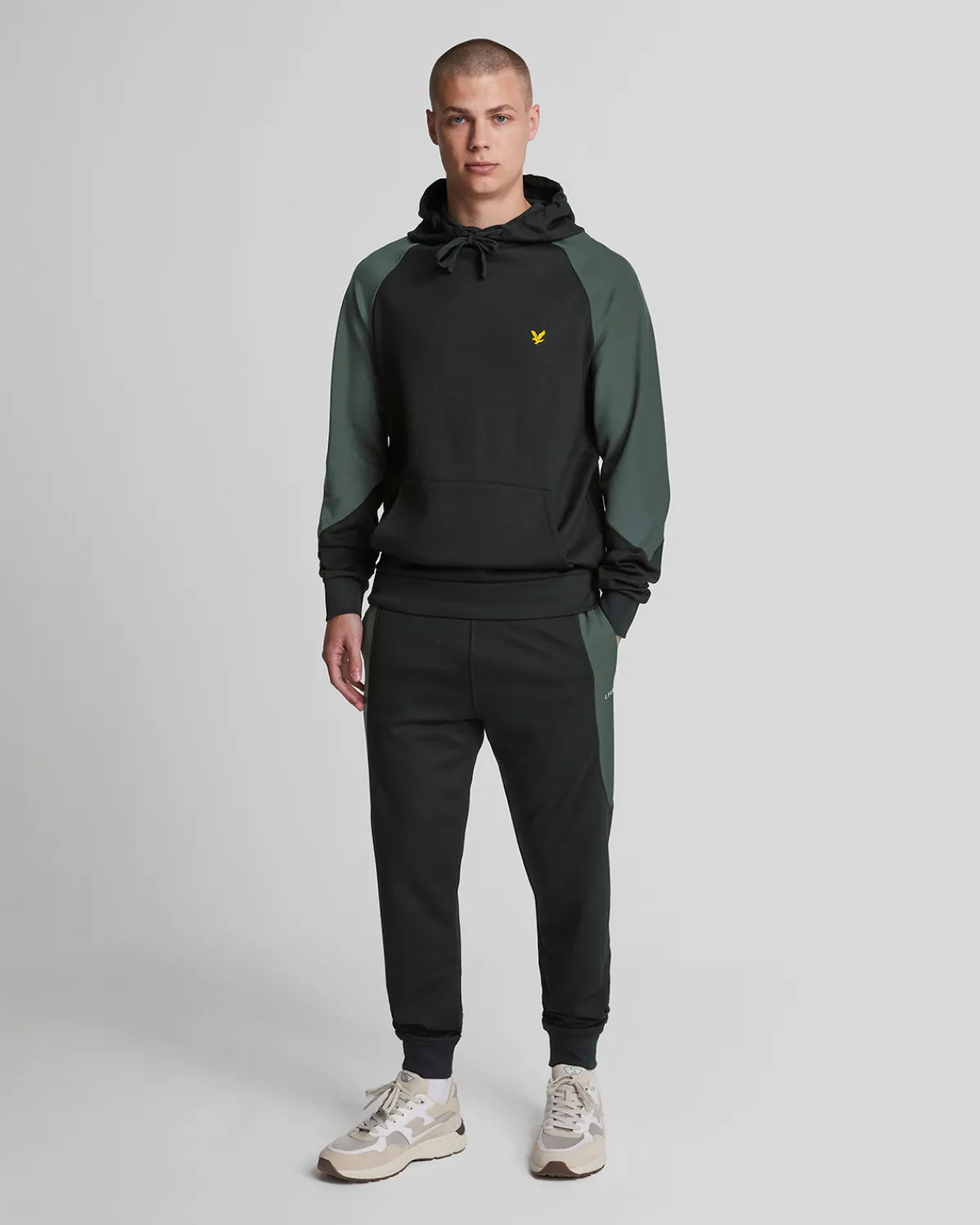 sport_farbe_block_hoodie_1.webp Lyle & Scott Sportbekleidung | Kapuzenpullover<Sport Farbe Block Hoodie JetBlack/Graphite