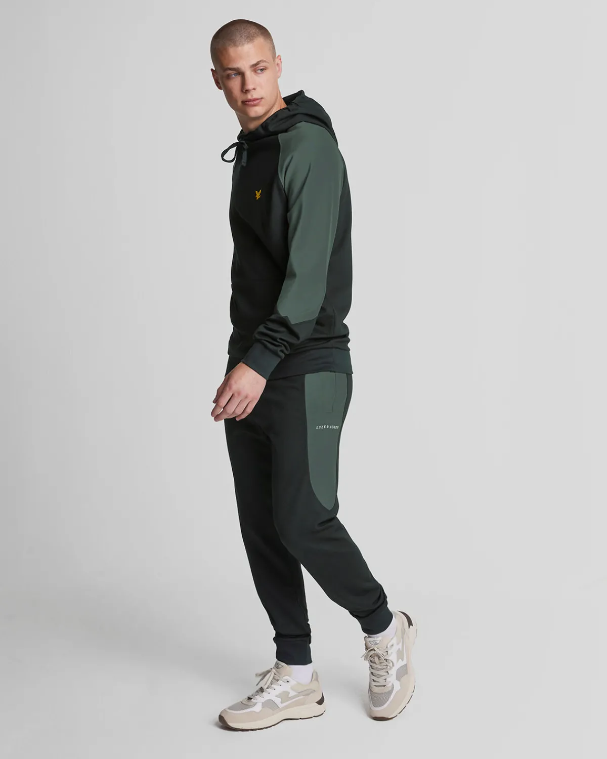sport_farbe_block_trackies_1.webp Lyle & Scott Sportbekleidung | Jogger<Sport Farbe Block Trackies JetBlack/Graphite