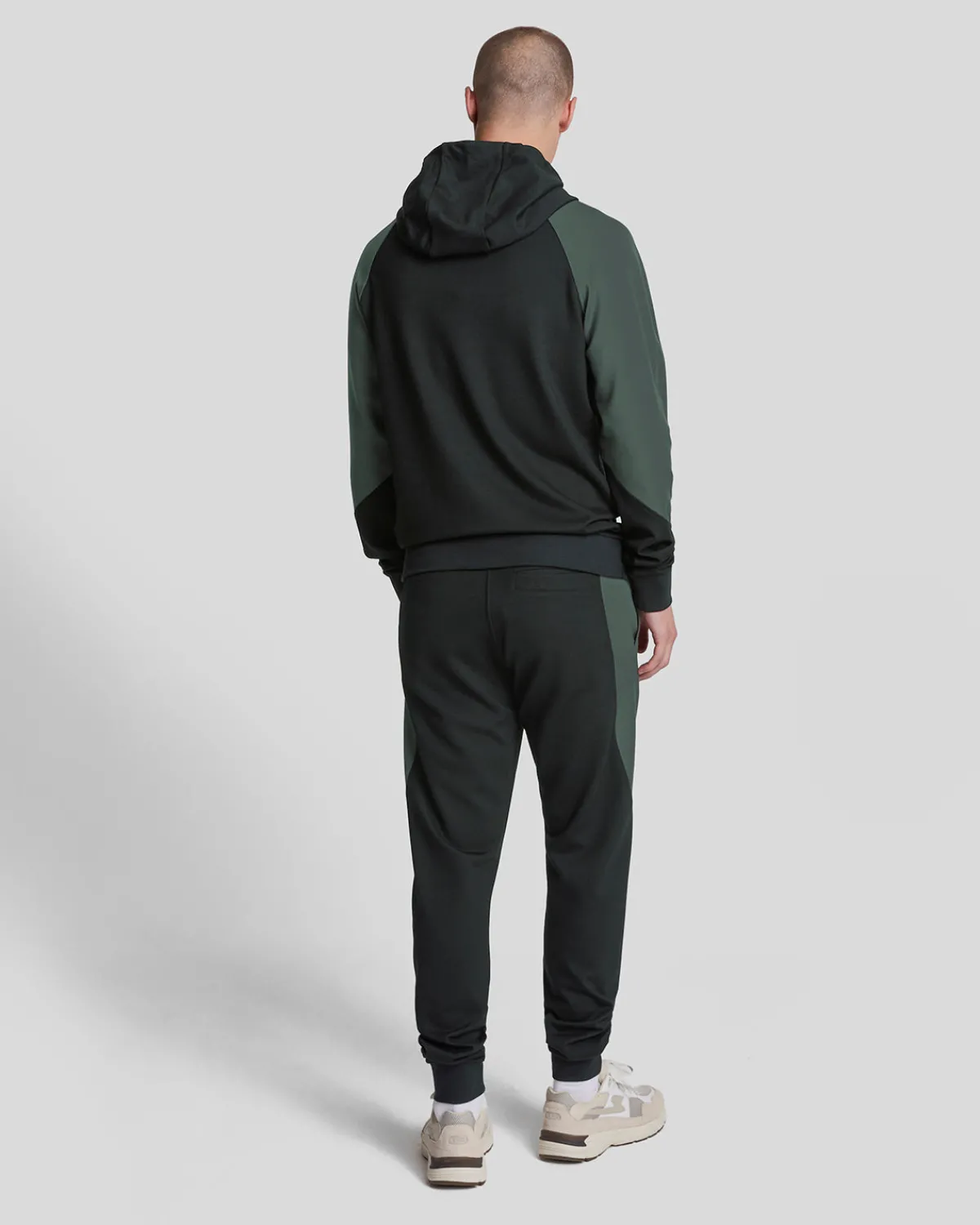 sport_farbe_block_trackies_2.webp Lyle & Scott Sportbekleidung | Jogger<Sport Farbe Block Trackies JetBlack/Graphite