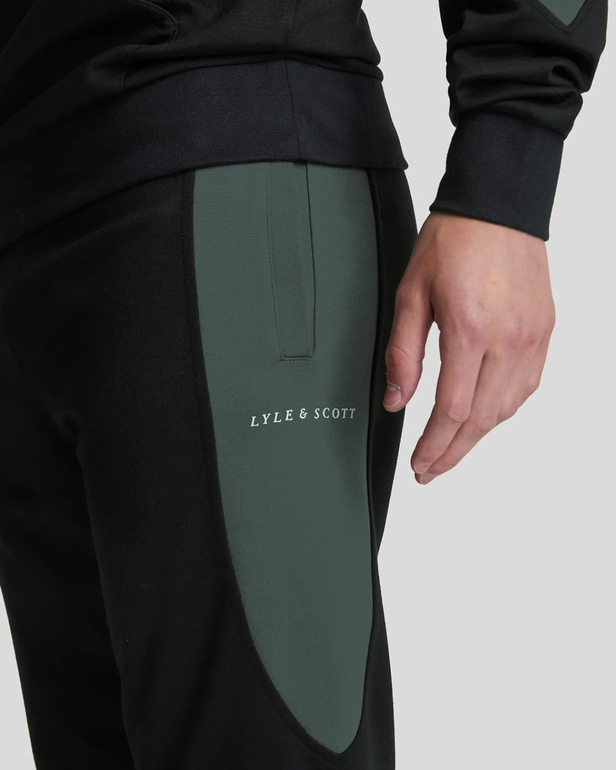 sport_farbe_block_trackies_3.webp Lyle & Scott Sportbekleidung | Jogger<Sport Farbe Block Trackies JetBlack/Graphite