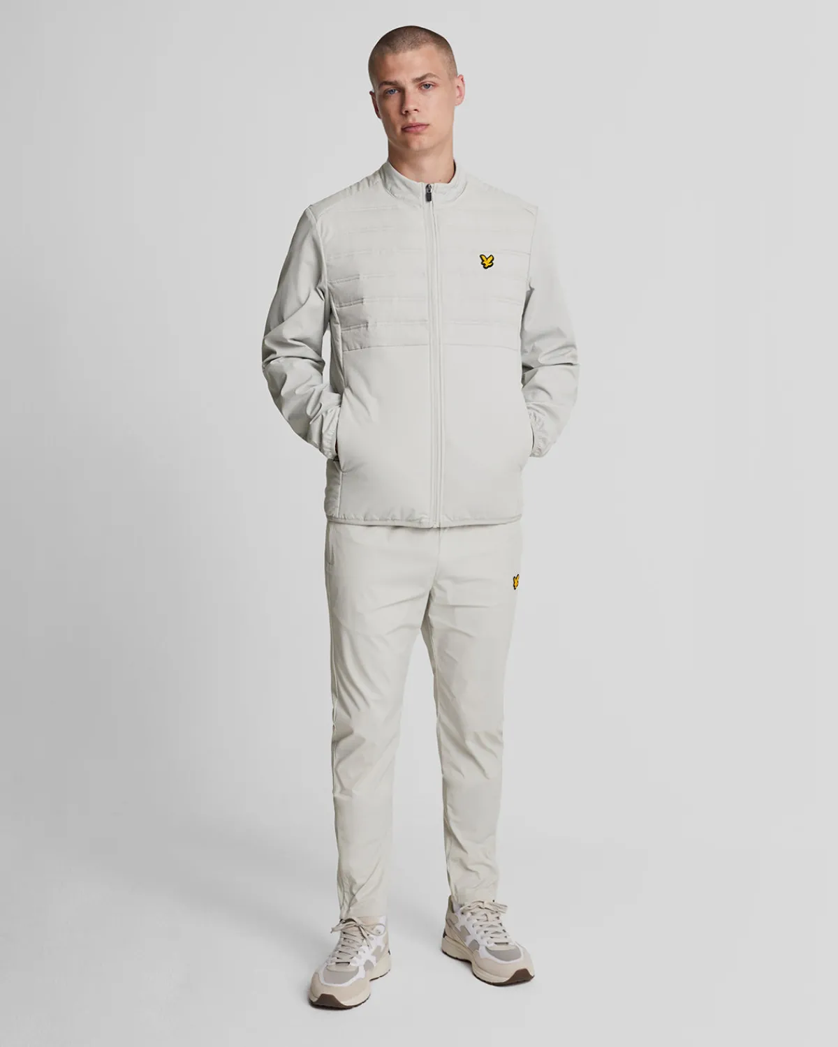 sport_hybrid_double_baffle_jacke_1.webp Lyle & Scott Sportbekleidung | Mäntel & Jacken<Sport Hybrid Double Baffle Jacke Pebble