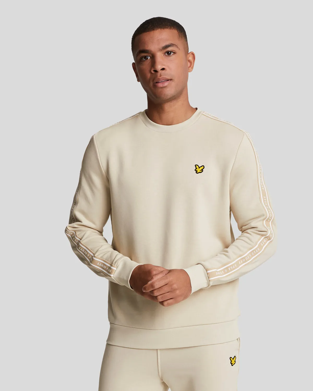 sport_tape_rundhalsausschnitt_sweatshirt_0-1.webp Lyle & Scott Sportbekleidung | Sweatshirts<Sport Tape Rundhalsausschnitt Sweatshirt Viaduct