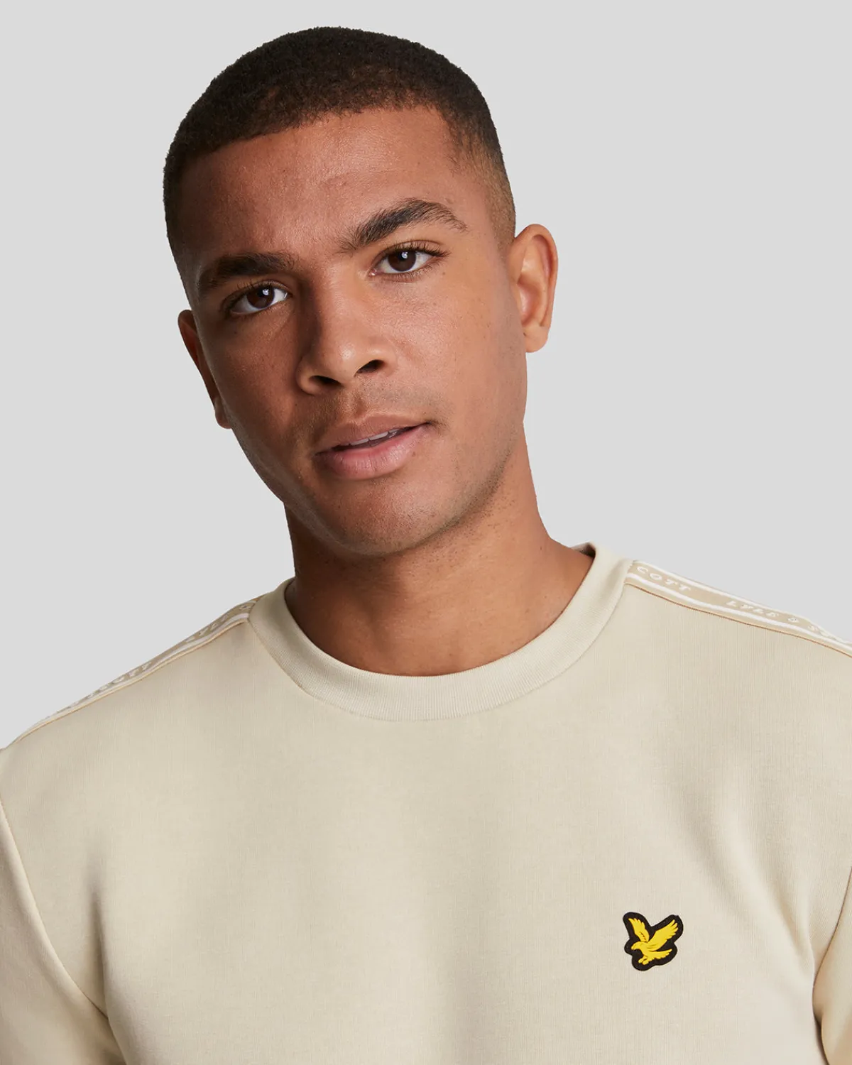 sport_tape_rundhalsausschnitt_sweatshirt_3-1.webp Lyle & Scott Sportbekleidung | Sweatshirts<Sport Tape Rundhalsausschnitt Sweatshirt Viaduct