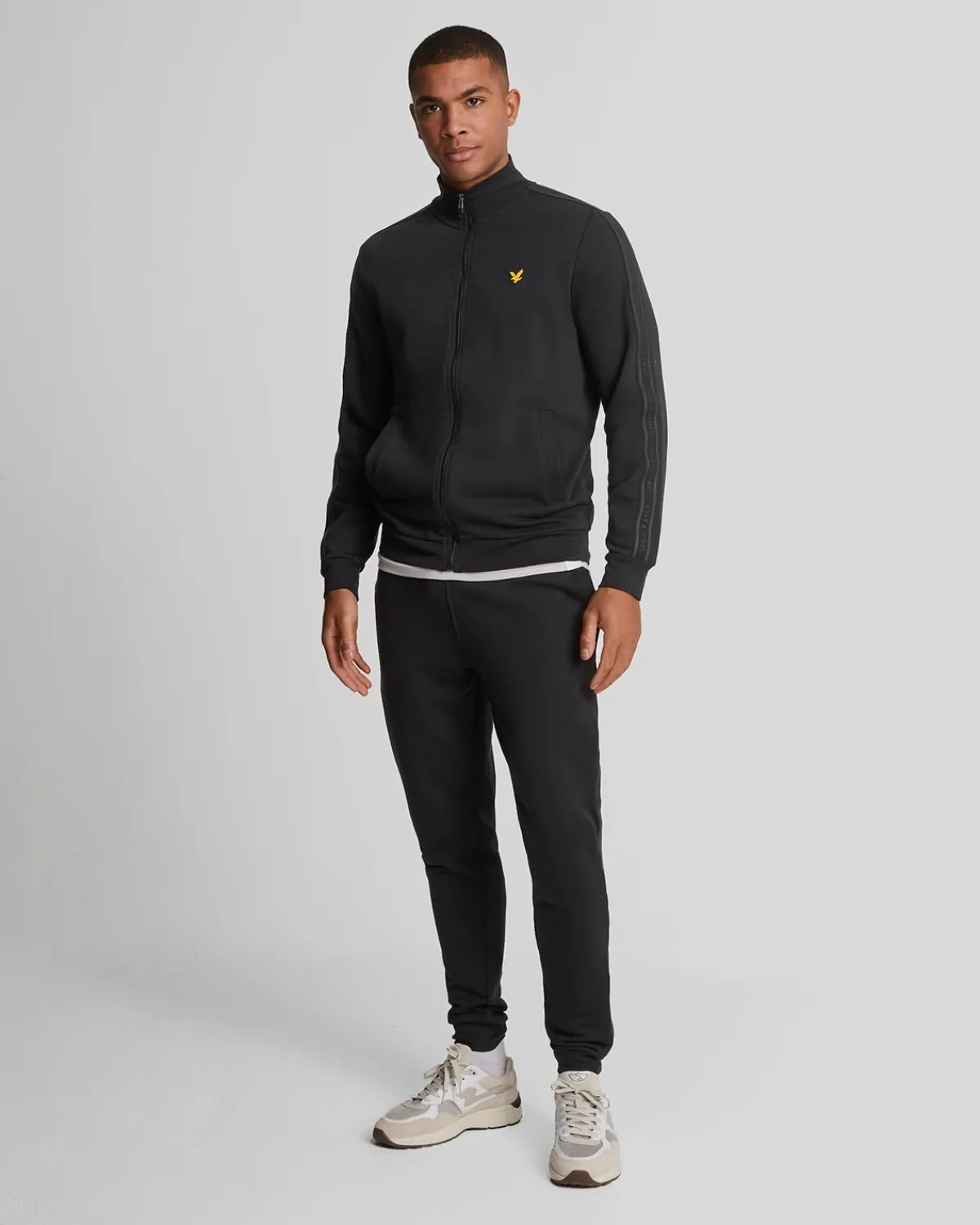 sport_tape_track_top_1.webp Lyle & Scott Sportbekleidung | Mäntel & Jacken<Sport Tape Track Top JetBlack
