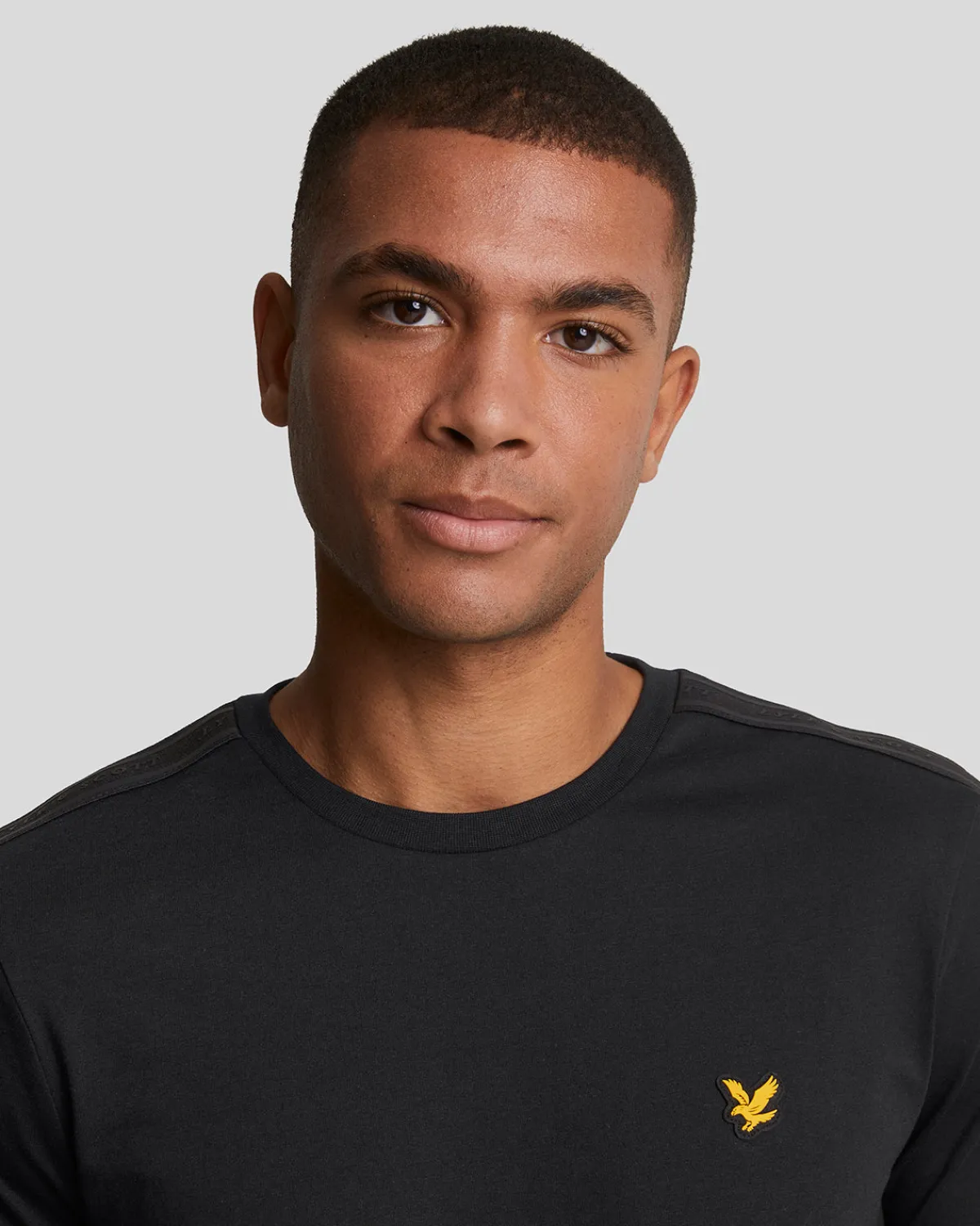 sport_tape_tshirt_3.webp Lyle & Scott Sportbekleidung | T-shirts<Sport Tape T-Shirt Pechschwarz