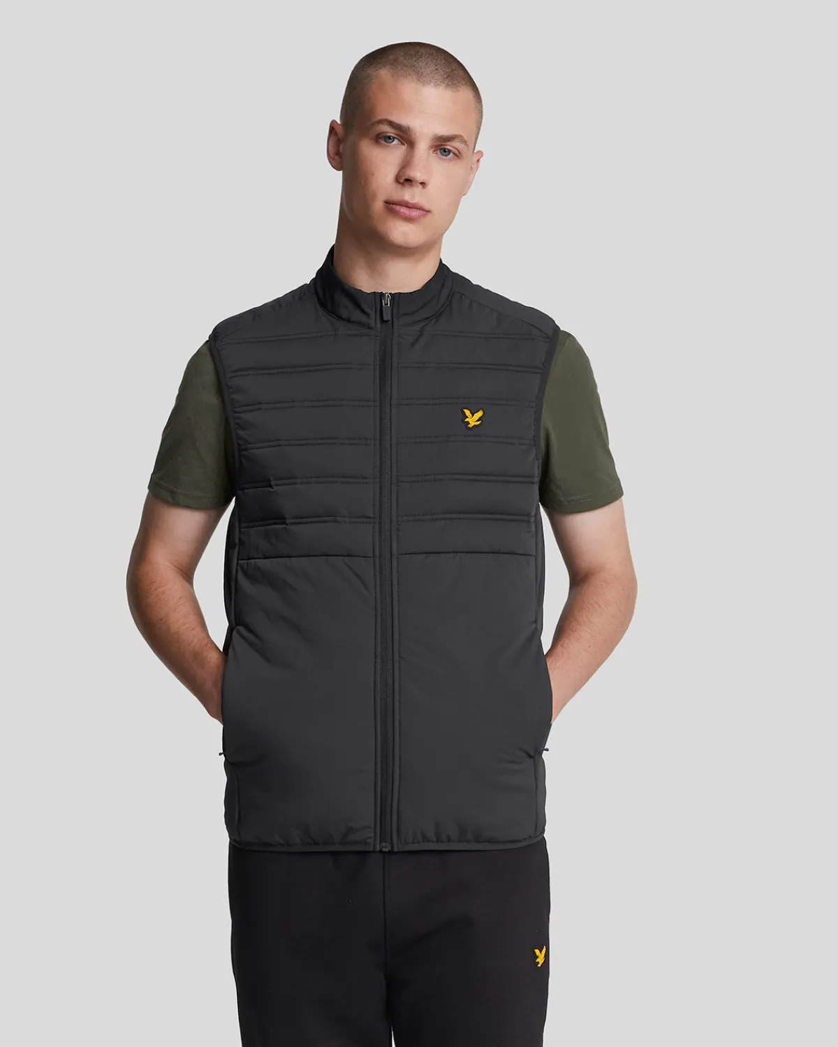 sporthybridweste_mit_doppelter_baffel_0-1.webp Lyle & Scott Sportbekleidung | Mäntel & Jacken<Sport-Hybridweste mit doppelter Baffel JetBlack