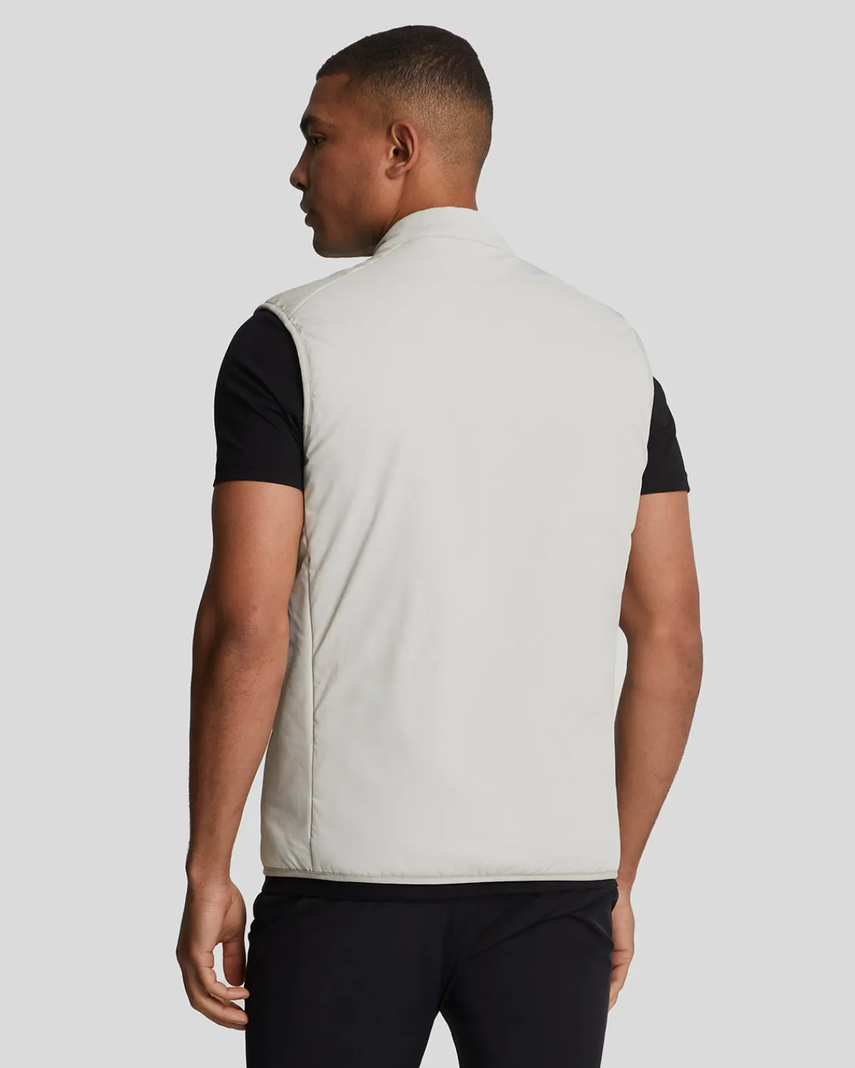 sporthybridweste_mit_doppelter_baffel_2.webp Lyle & Scott Sportbekleidung | Mäntel & Jacken<Sport-Hybridweste mit doppelter Baffel Pebble