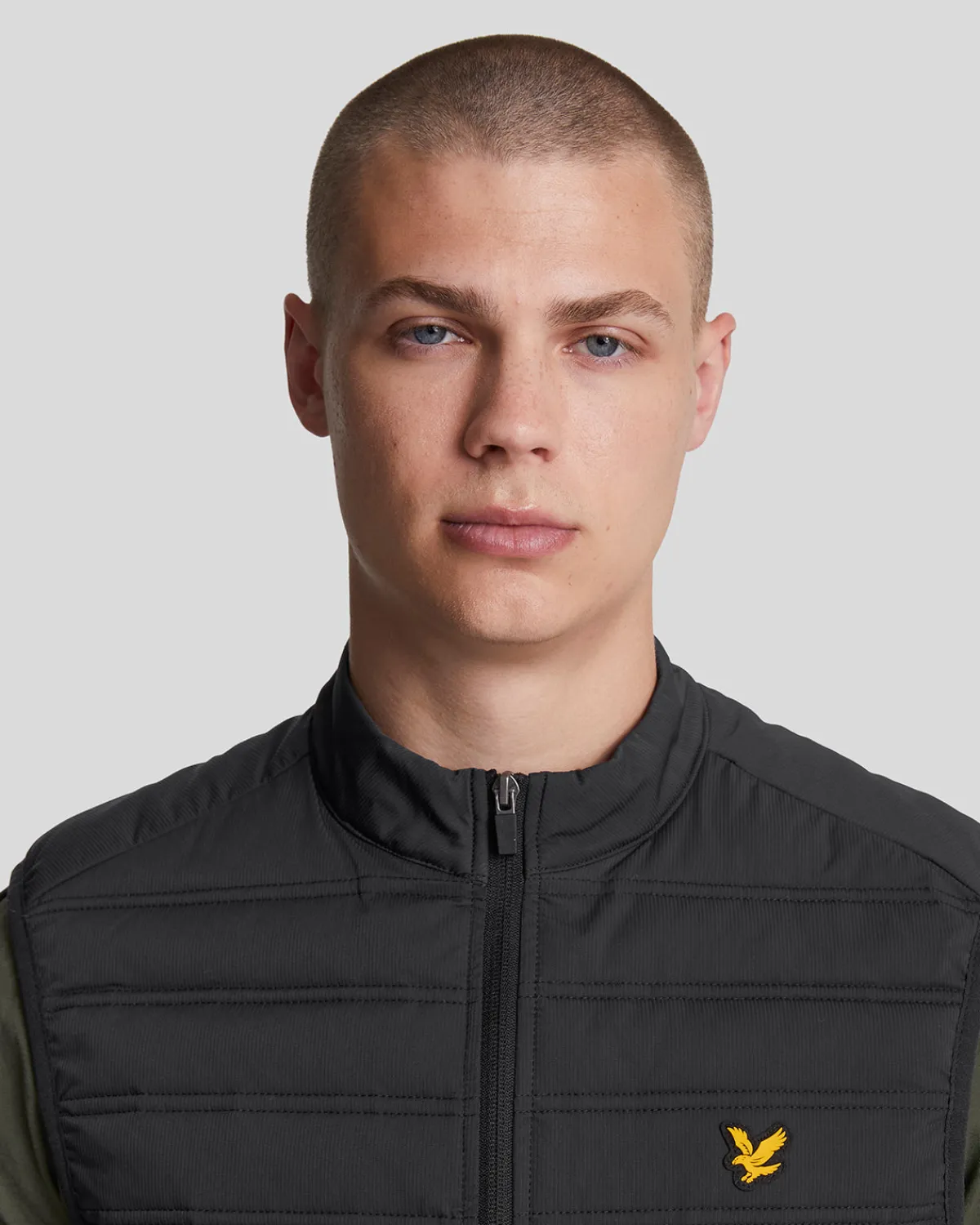 sporthybridweste_mit_doppelter_baffel_3-1.webp Lyle & Scott Sportbekleidung | Mäntel & Jacken<Sport-Hybridweste mit doppelter Baffel JetBlack
