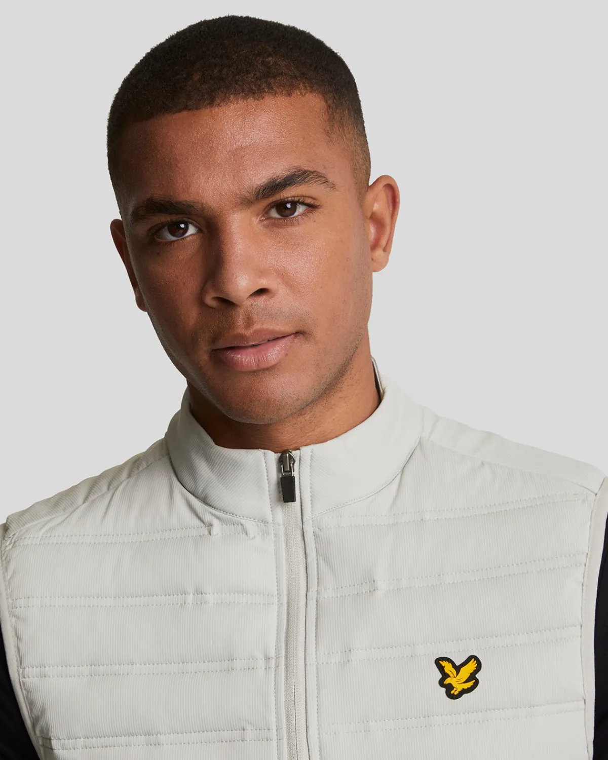 sporthybridweste_mit_doppelter_baffel_3.webp Lyle & Scott Sportbekleidung | Mäntel & Jacken<Sport-Hybridweste mit doppelter Baffel Pebble