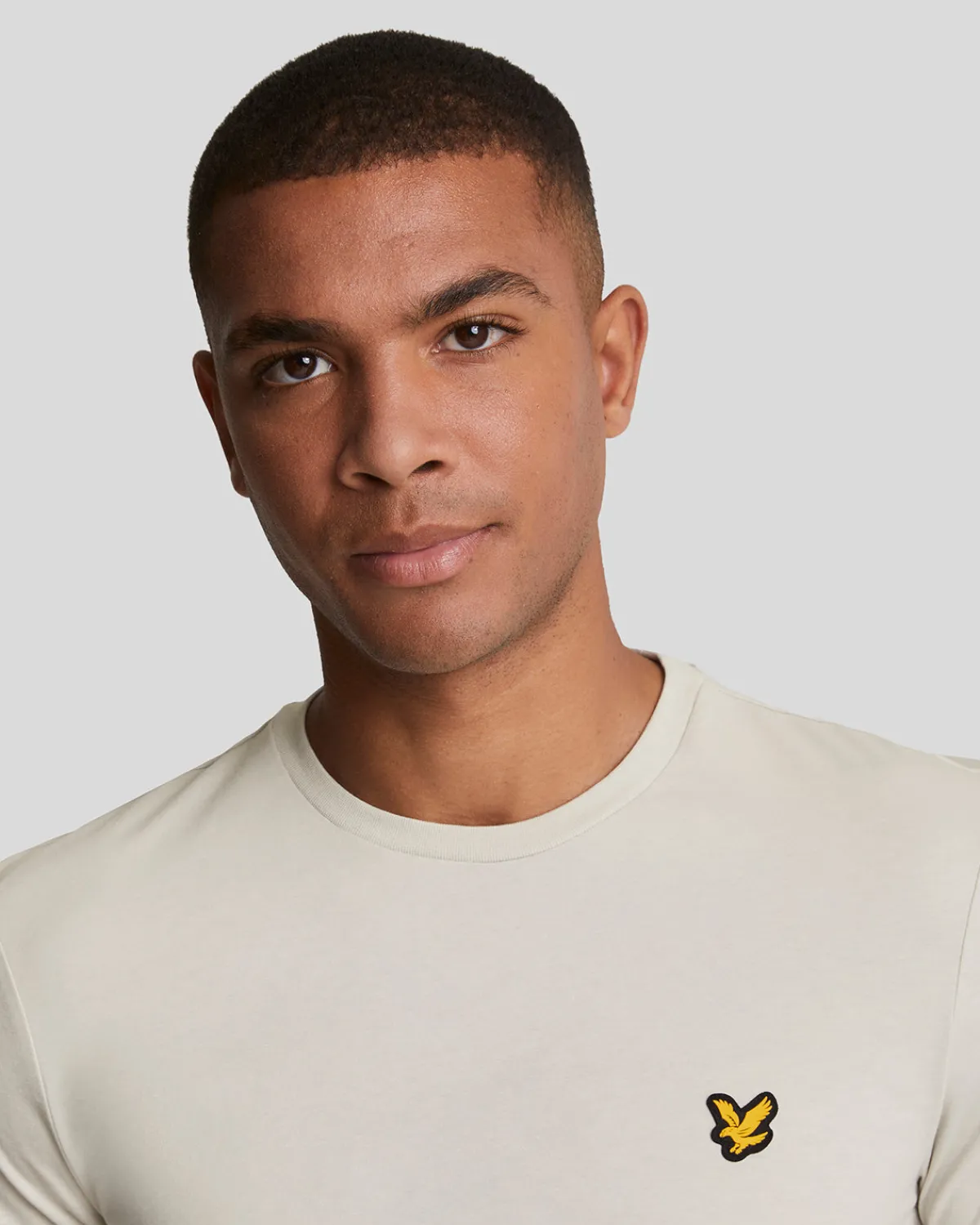 sportliches_martin_tshirt_mit_kurzen_rmeln_3-4.webp Lyle & Scott Sportbekleidung | T-shirts<Sportliches Martin T-Shirt mit kurzen Ärmeln Pebble