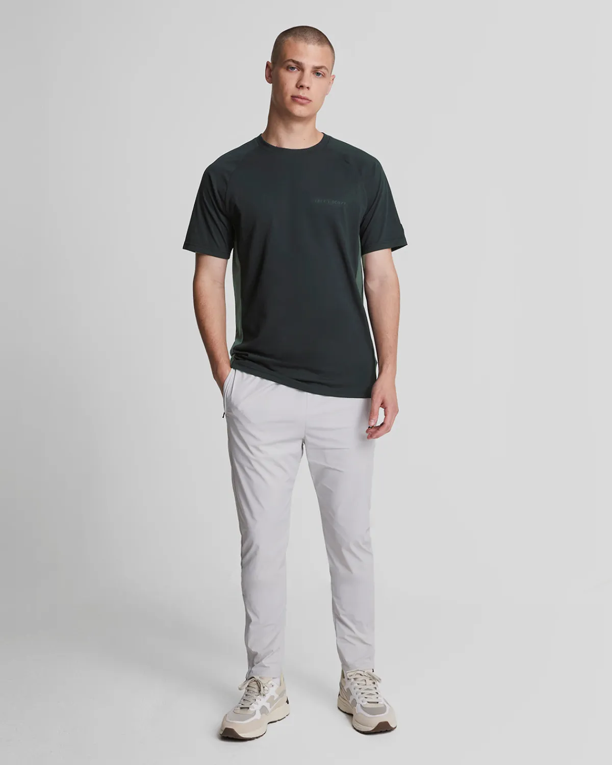 sports_colour_block_core_tshirt_1.webp Lyle & Scott Sportbekleidung<Sports Colour Block Core T-Shirt JetBlack/Graphite