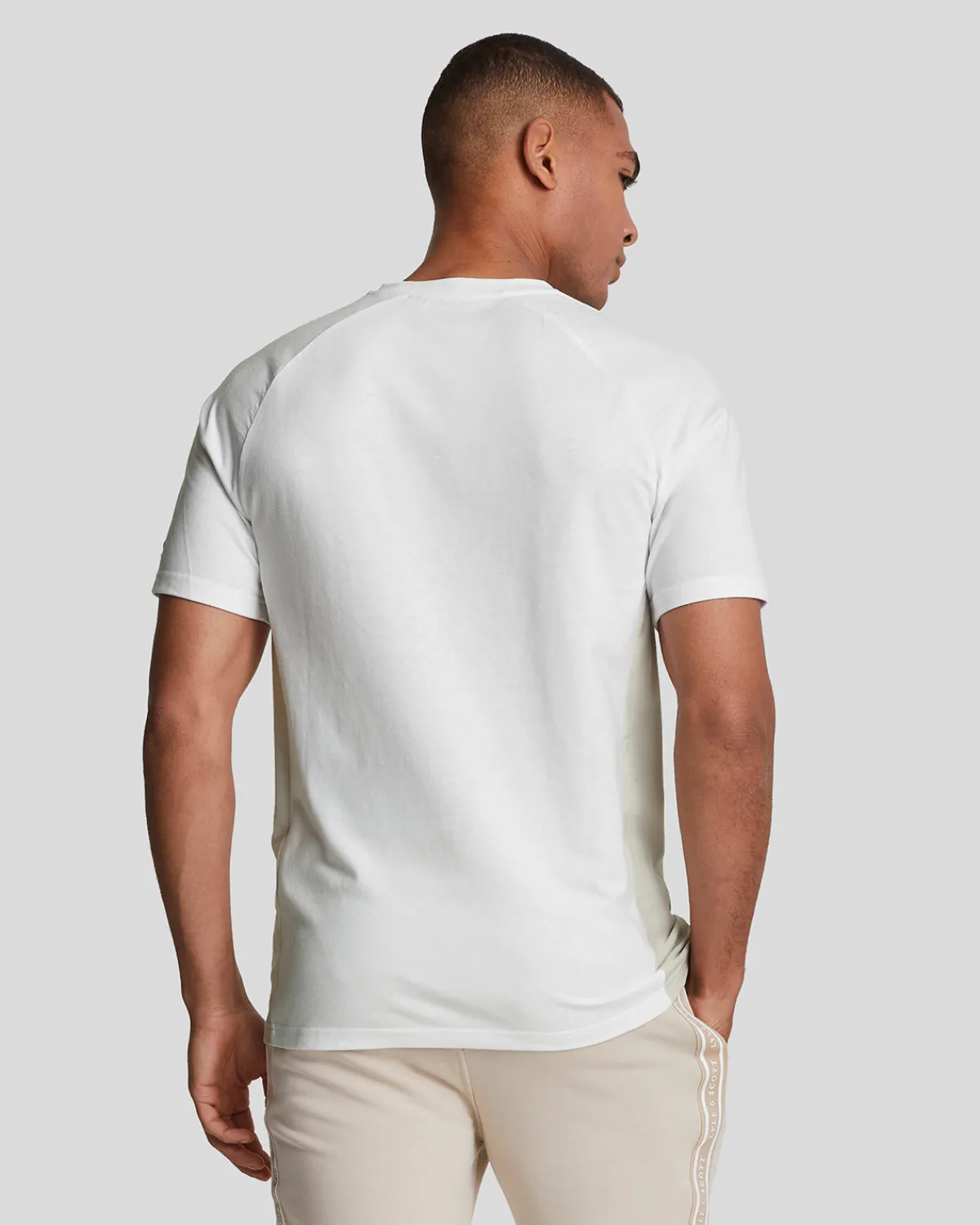 sports_colour_block_core_tshirt_2-2.webp Lyle & Scott Sportbekleidung | T-shirts<Sports Colour Block Core T-Shirt White/Pebble