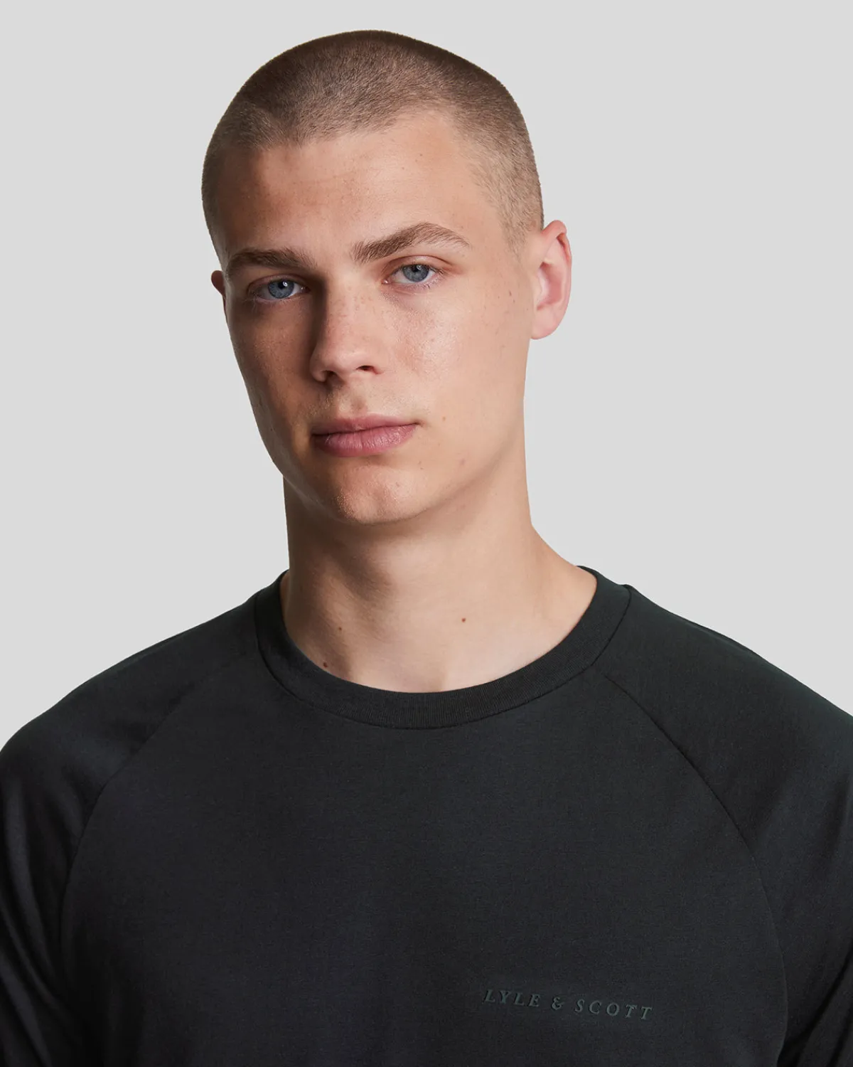 sports_colour_block_core_tshirt_3.webp Lyle & Scott Sportbekleidung<Sports Colour Block Core T-Shirt JetBlack/Graphite