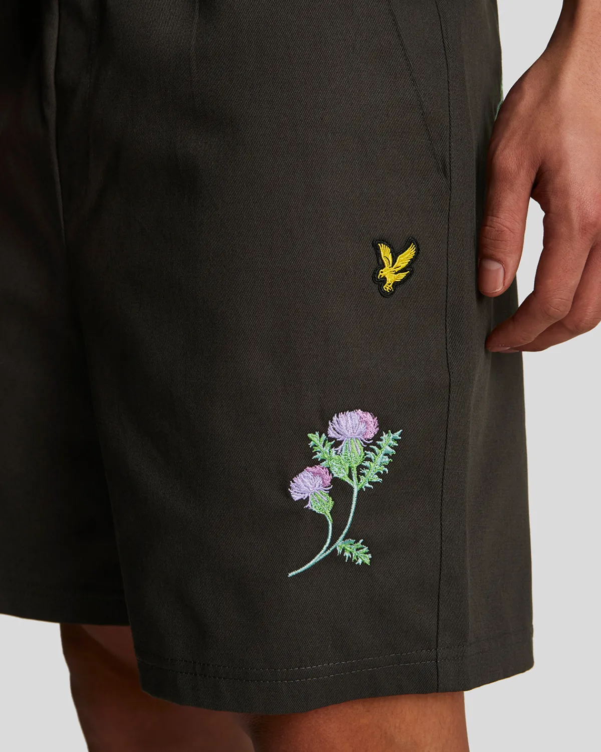 thistle_club_bestickte_shorts_3.webp Lyle & Scott Drehbuchsticke | Kurze Hosen<Thistle Club Bestickte Shorts Gunmetal