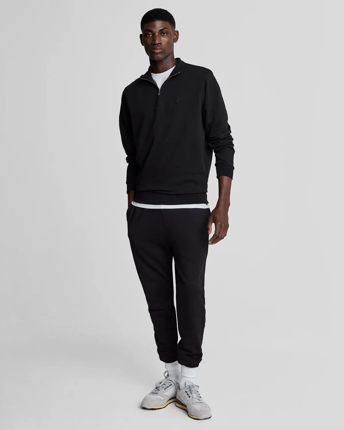 tonal_eagle__reiverschluss_sweatshirt_1-4.webp Lyle & Scott Sweatshirts<Tonal Eagle 1/4 Reißverschluss Sweatshirt Pechschwarz