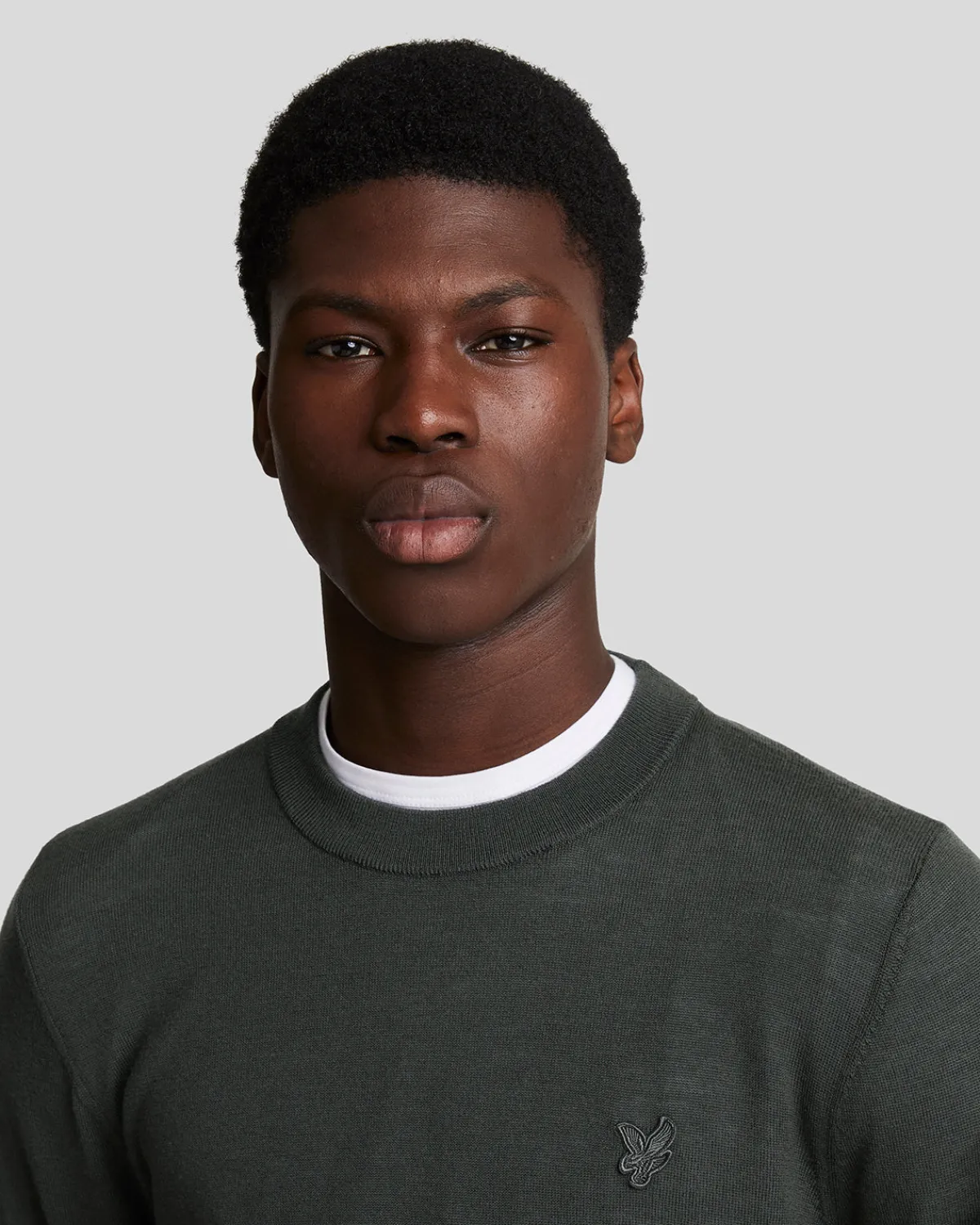 tonal_eagle_merino_rundhalspullover_3-4.webp Lyle & Scott Reframed | Pullover & Strickwaren<Tonal Eagle Merino Rundhals-Pullover Gunmetal