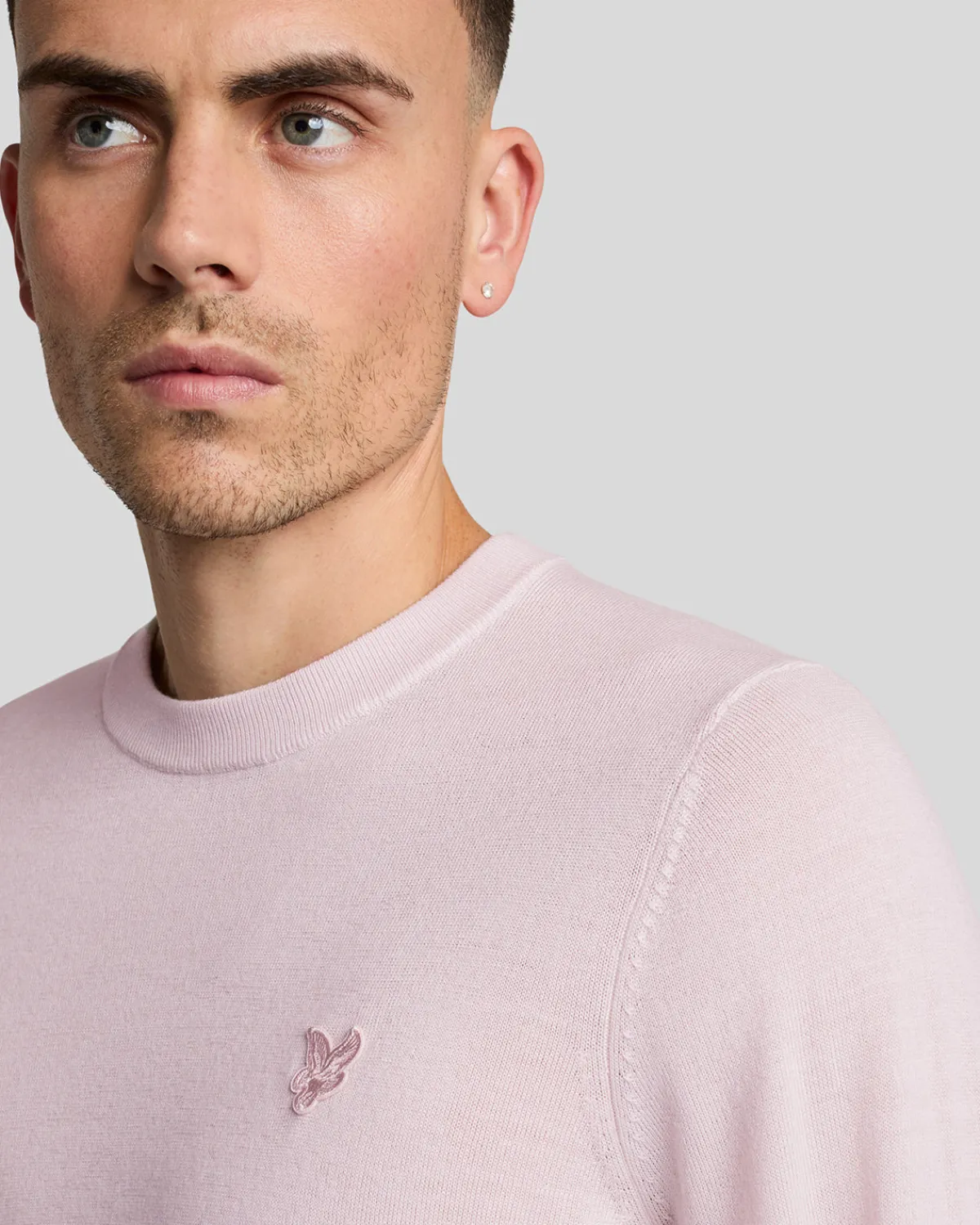 tonal_eagle_merino_rundhalspullover_3-5.webp Lyle & Scott Reframed | Pullover & Strickwaren<Tonal Eagle Merino Rundhals-Pullover PinkSalt
