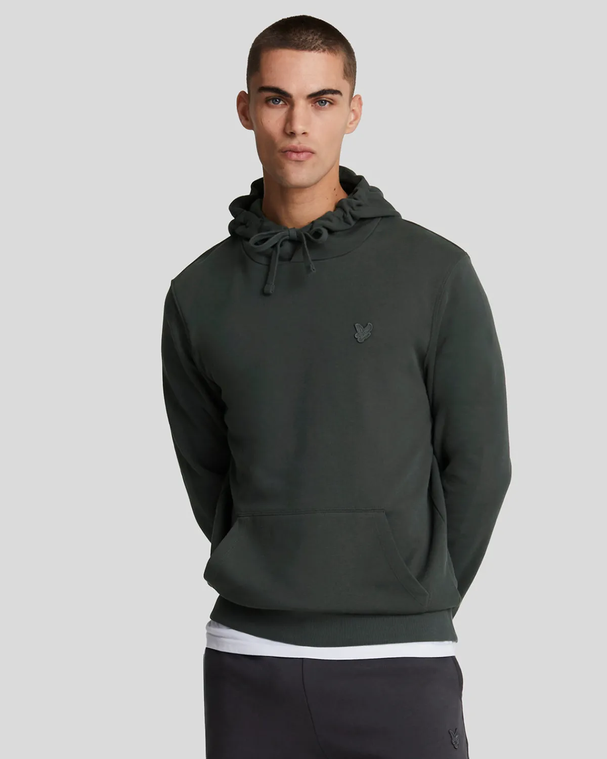tonal_eagle_pullover_hoodie_0-3.webp Lyle & Scott Reframed | Kapuzenpullover<Tonal Eagle Pullover Hoodie Gunmetal