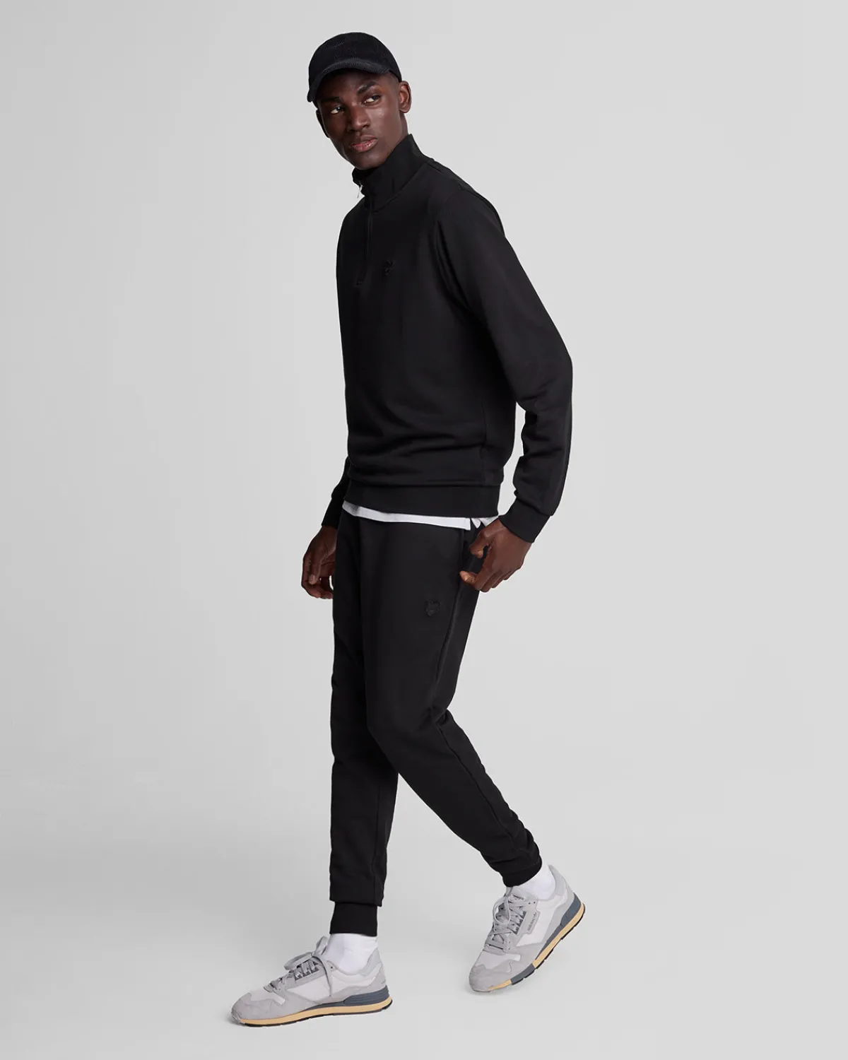 tonal_eagle_skinny_sweatpant_1.webp Lyle & Scott Reframed | Jogger<Tonal Eagle Skinny Sweatpant Pechschwarz
