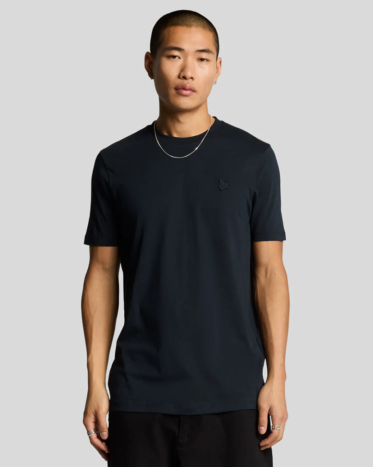 tonal_eagle_tshirt_aus_superfeiner_baumwolle_0.webp Lyle & Scott Reframed | T-shirts<Tonal Eagle T-Shirt aus superfeiner Baumwolle DarkNavy