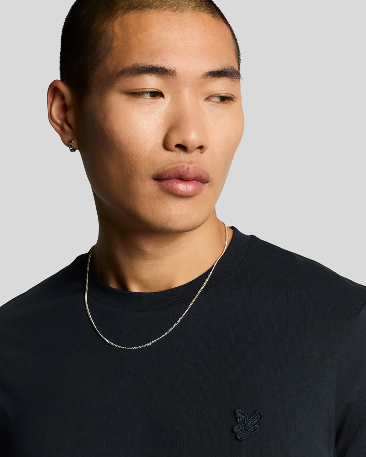 tonal_eagle_tshirt_aus_superfeiner_baumwolle_3.webp Lyle & Scott Reframed | T-shirts<Tonal Eagle T-Shirt aus superfeiner Baumwolle DarkNavy