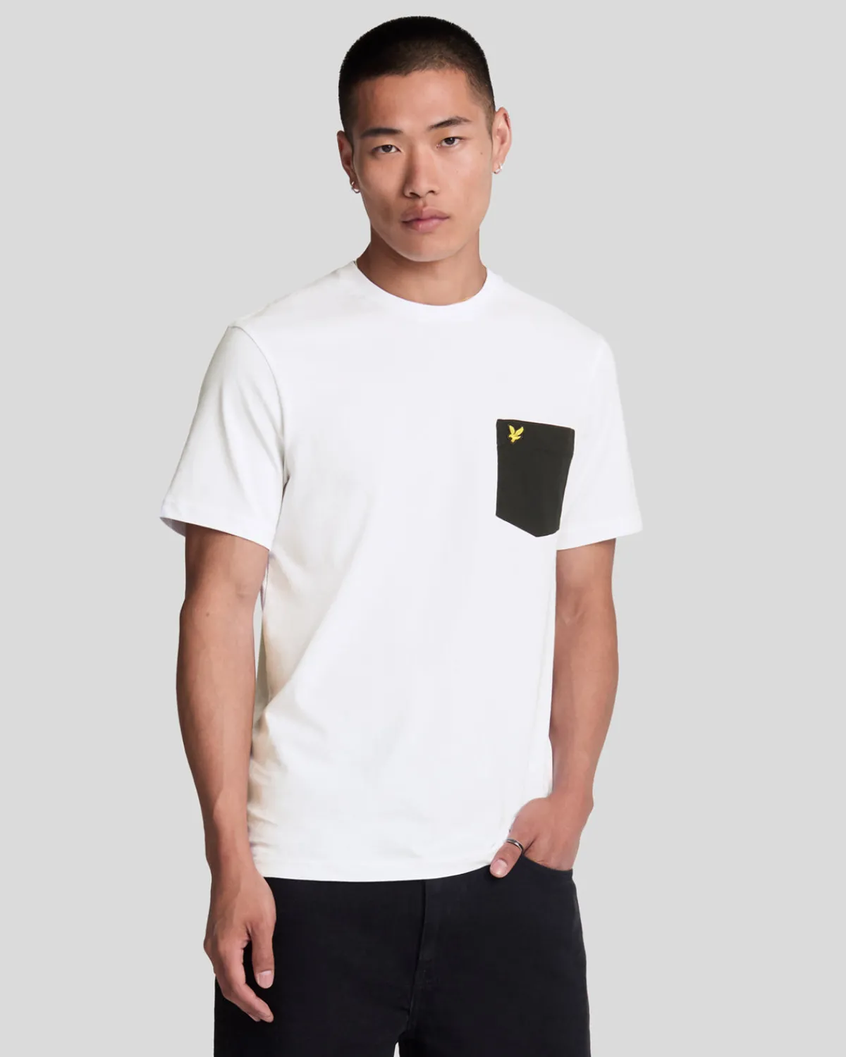 tshirt_mit_kontrasttaschen_0-1.webp Lyle & Scott Vermächtnis | T-shirts<T-Shirt mit Kontrasttaschen Weiß/JetSchwarz
