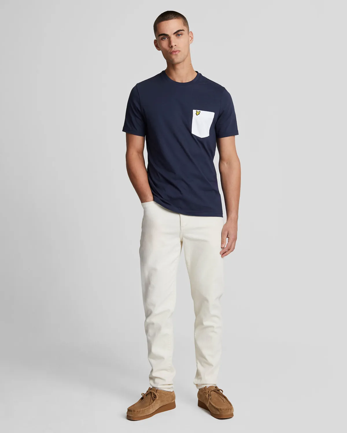 tshirt_mit_kontrasttaschen_1.webp Lyle & Scott Vermächtnis | T-shirts<T-Shirt mit Kontrasttaschen Marine/Weiß