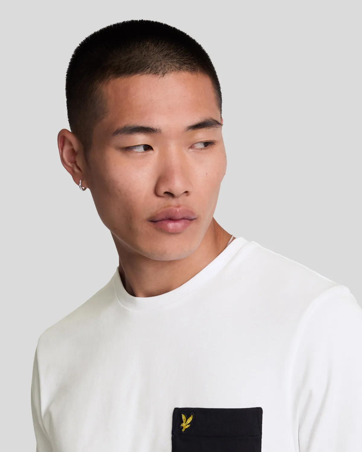 tshirt_mit_kontrasttaschen_3-1.webp Lyle & Scott Vermächtnis | T-shirts<T-Shirt mit Kontrasttaschen Weiß/JetSchwarz